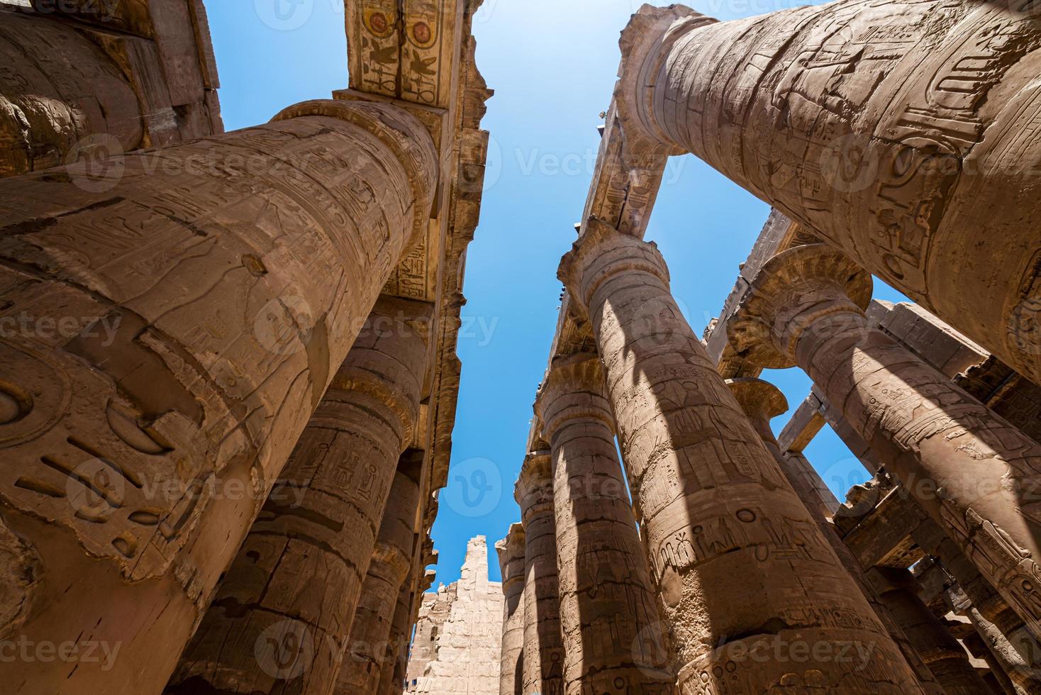 colonne antiche in un tempio di karnak a luxor foto