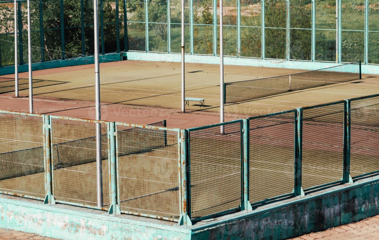 parco giochi vuoto senza persone durante il blocco foto