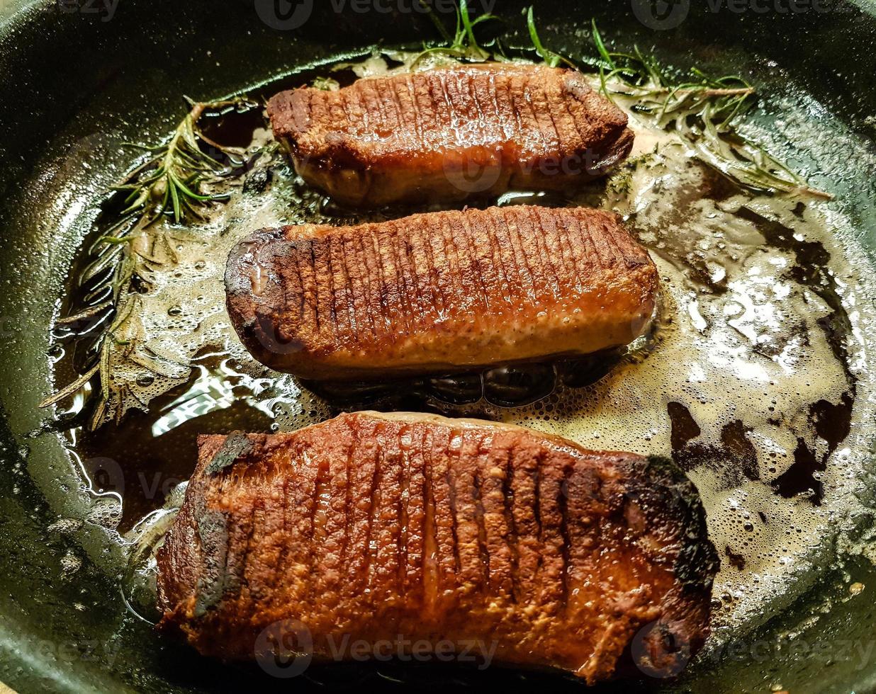 petto d'anatra fritto con risotto allo zafferano foto