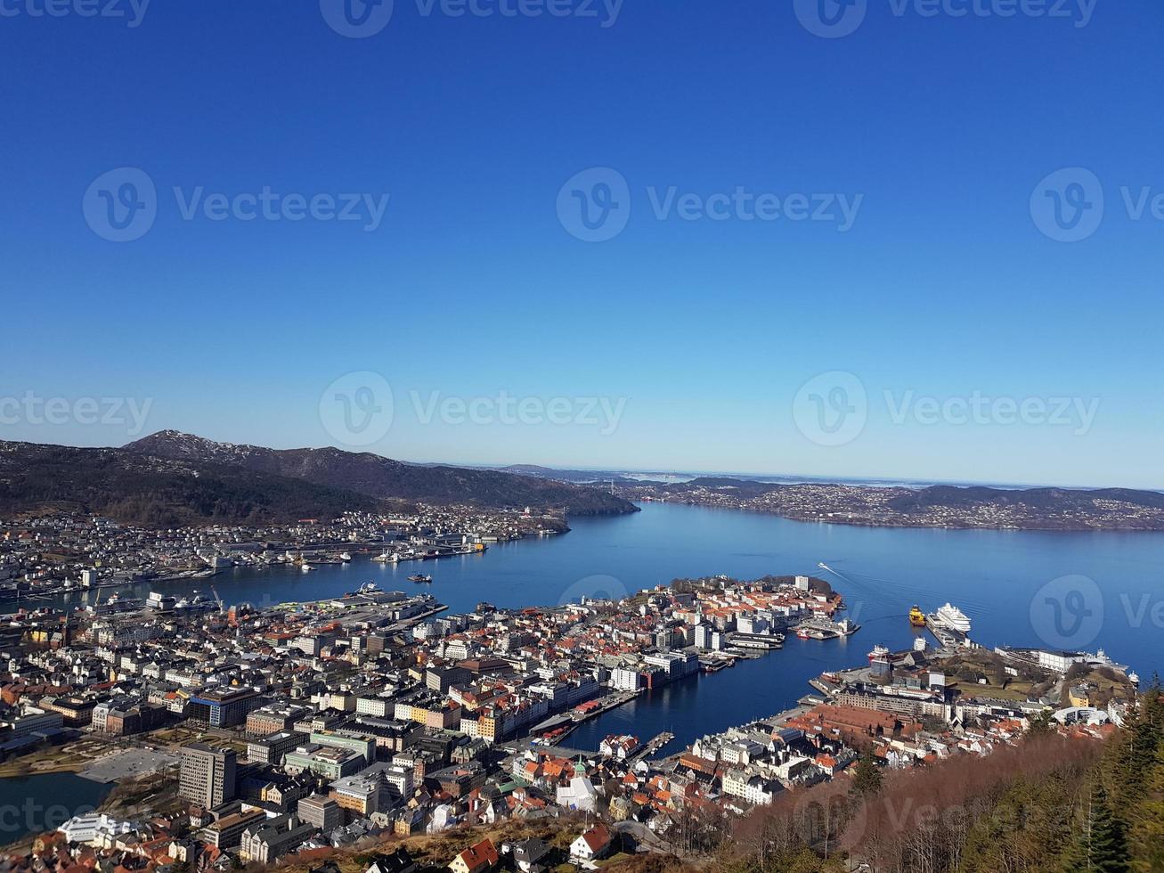 bergen dal punto di vista del monte floyen foto