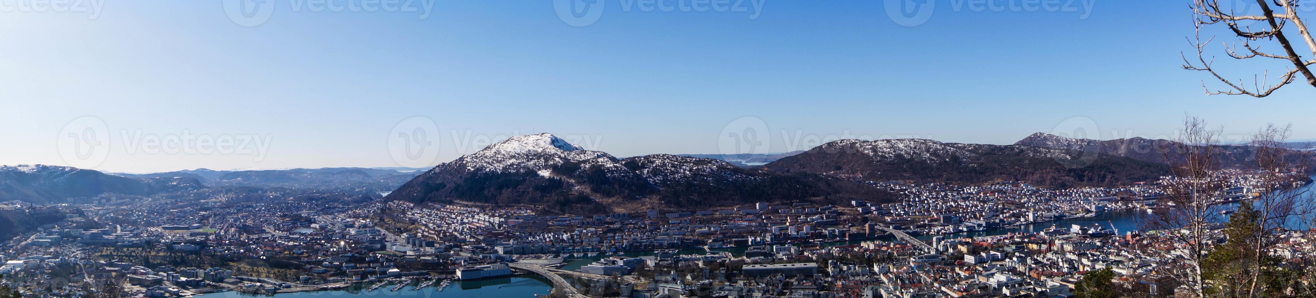 bergen dal punto di vista del monte floyen foto