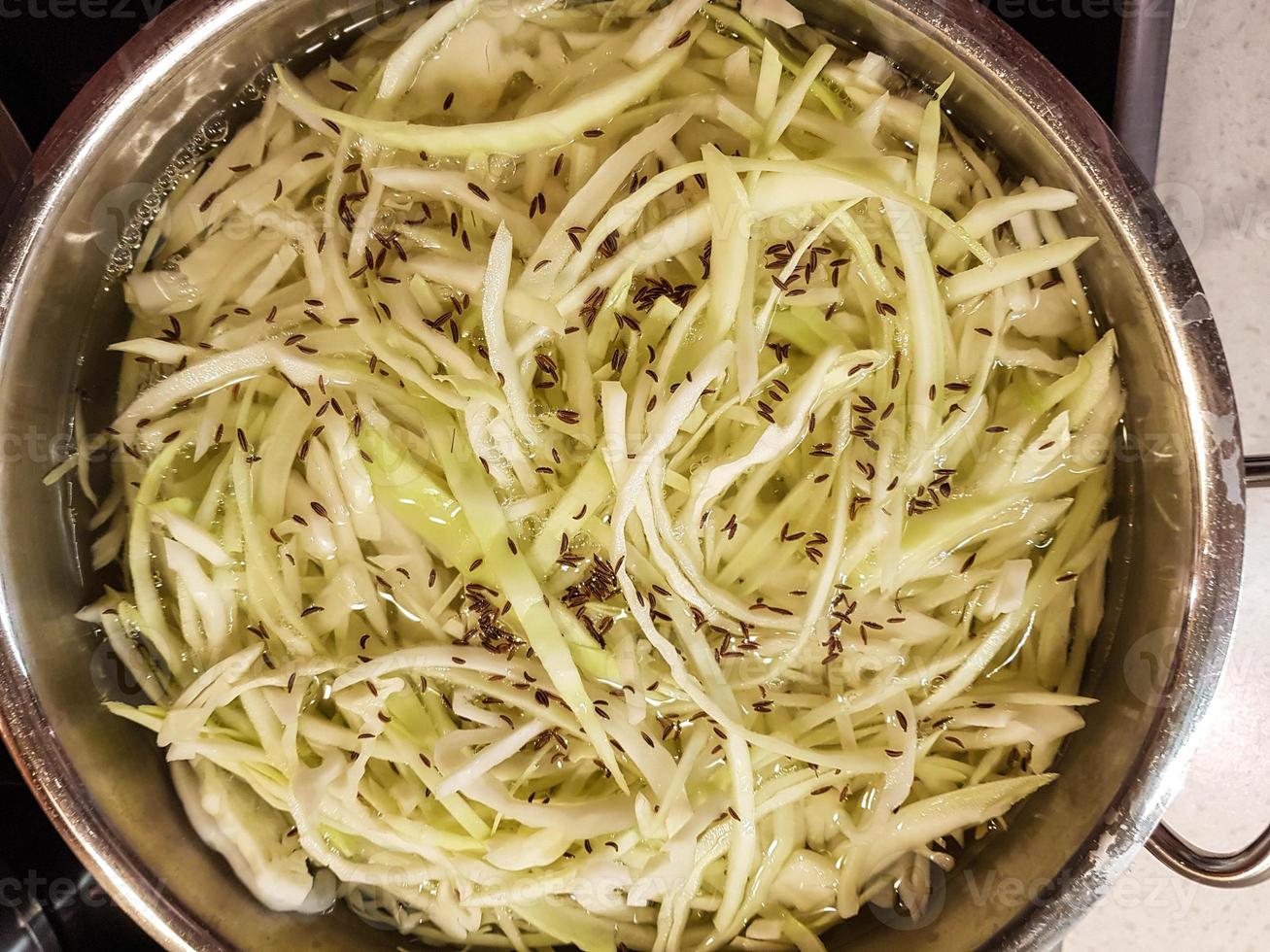 Stinco di maiale con crauti e pane foto