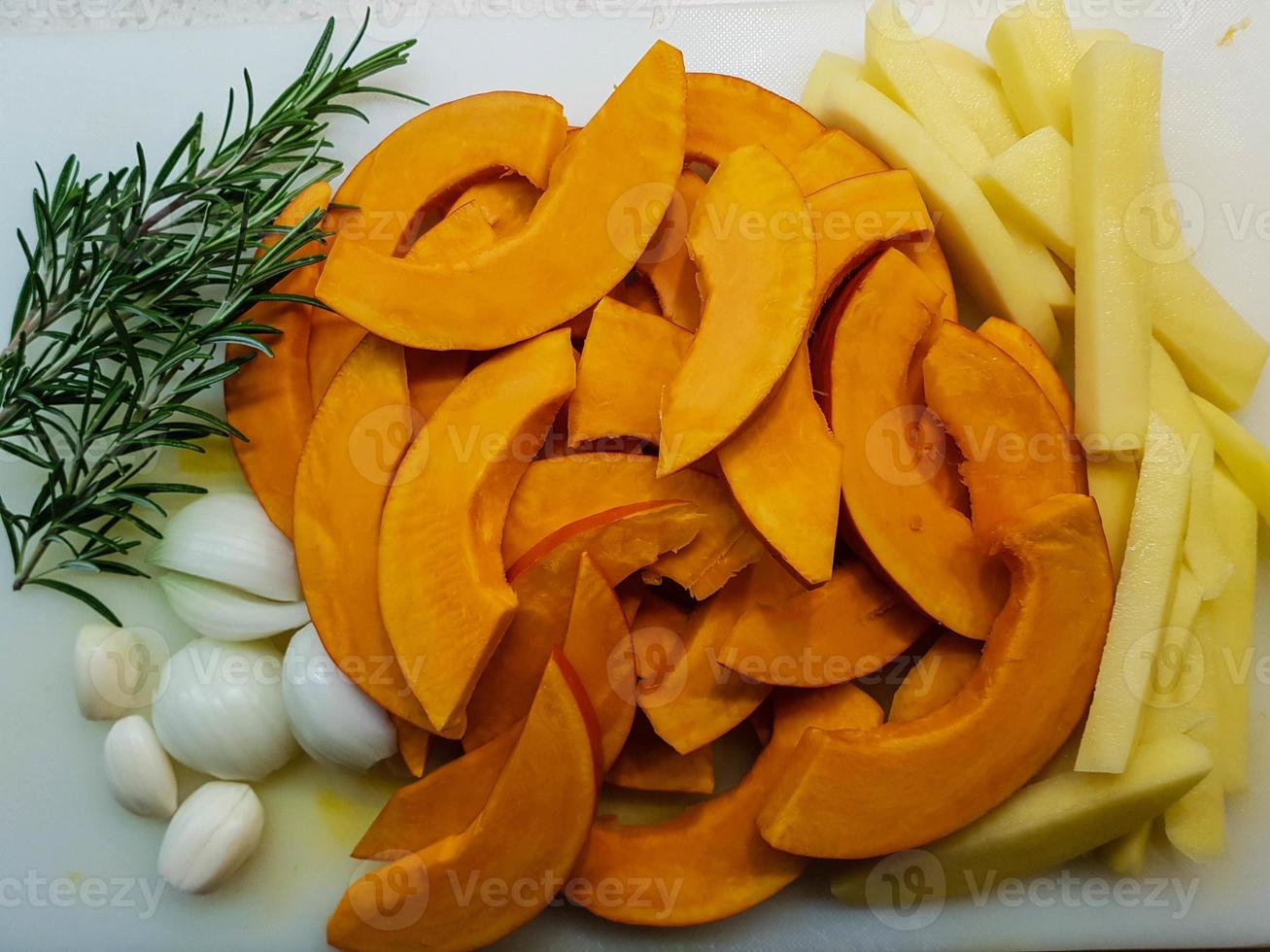 casseruola con pecorino di zucca e spicchi di patate foto