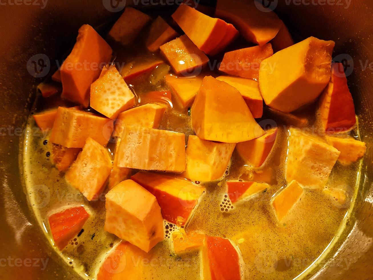 casseruola con pecorino di zucca e spicchi di patate foto