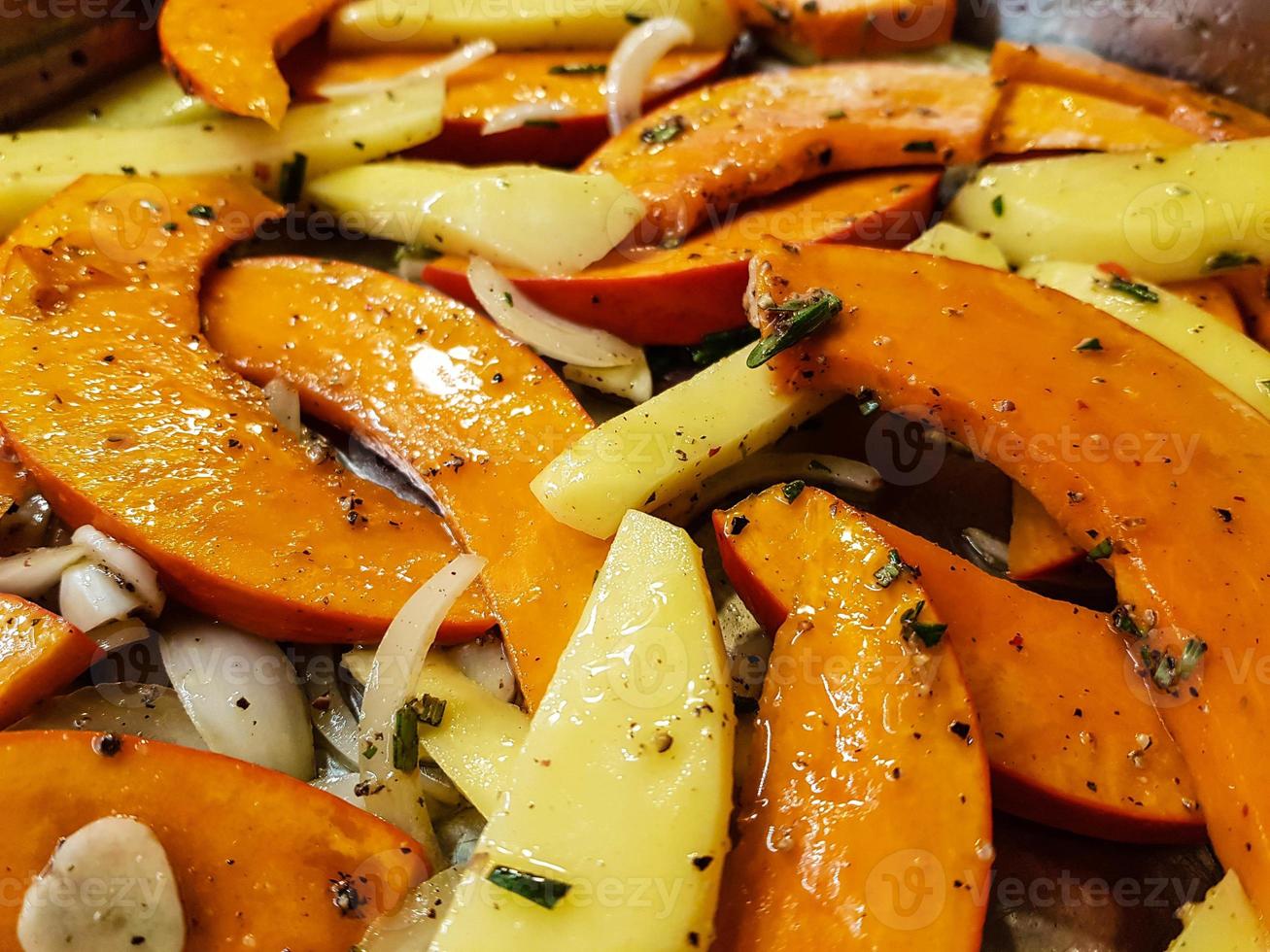 casseruola con pecorino di zucca e spicchi di patate foto