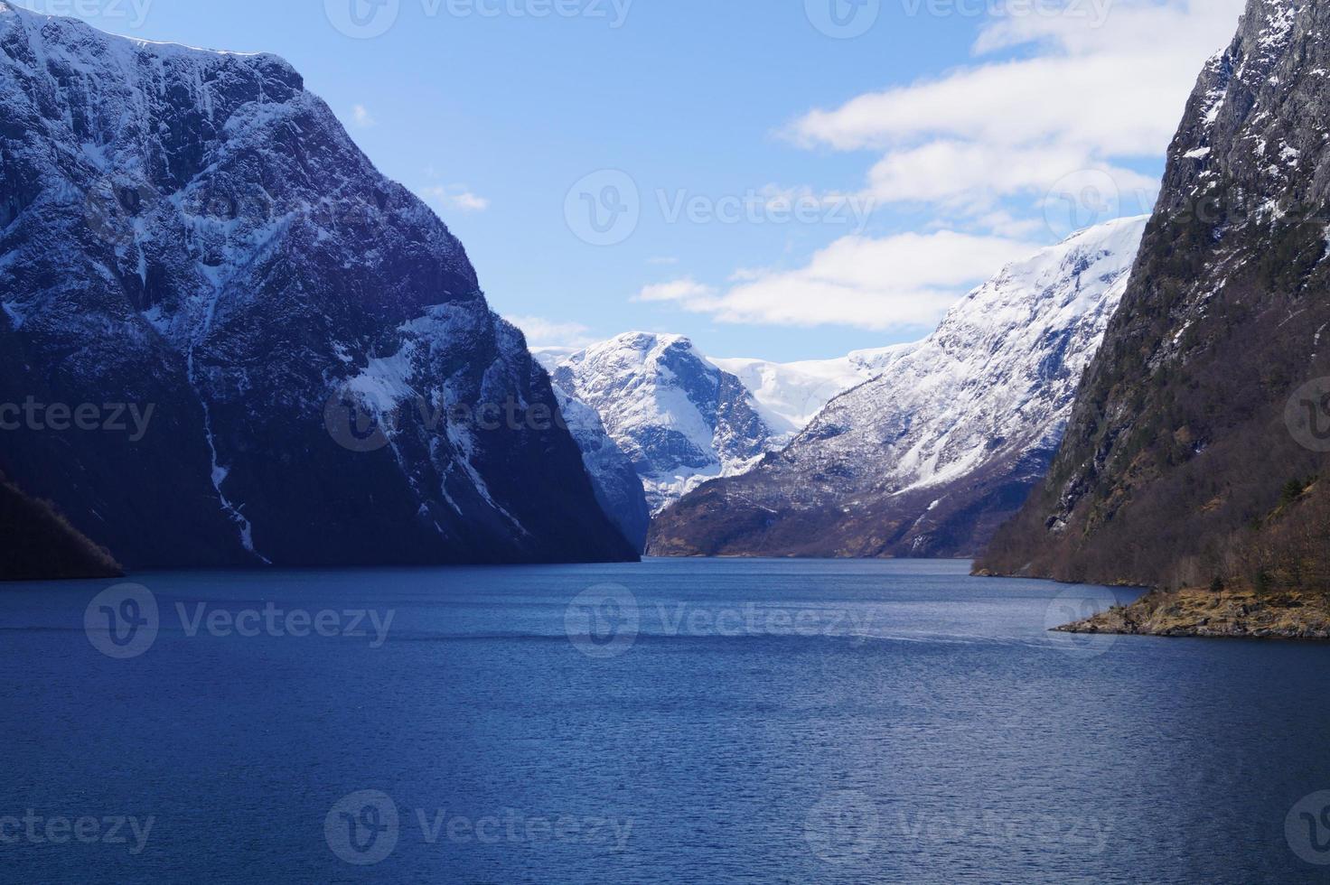 con una nave da crociera attraverso l'ardalsfjord foto
