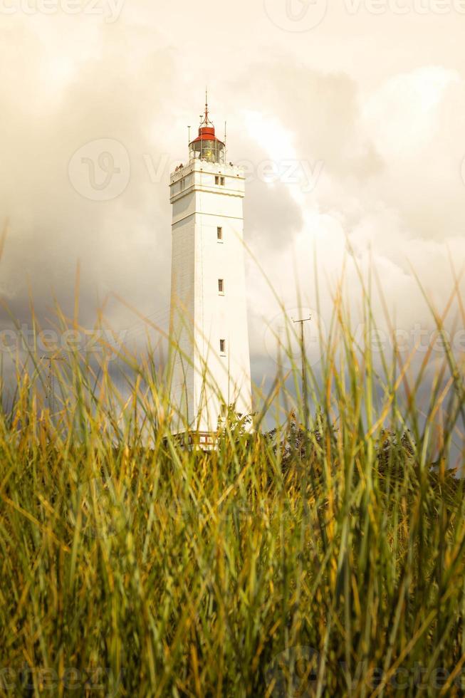 il faro blavandshuk fyr sulla costa occidentale della danimarca foto