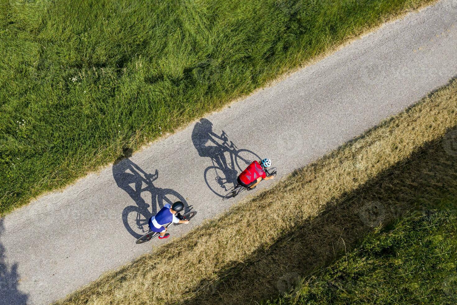 triatleti equitazione bicicletta su nazione strada, Germania foto