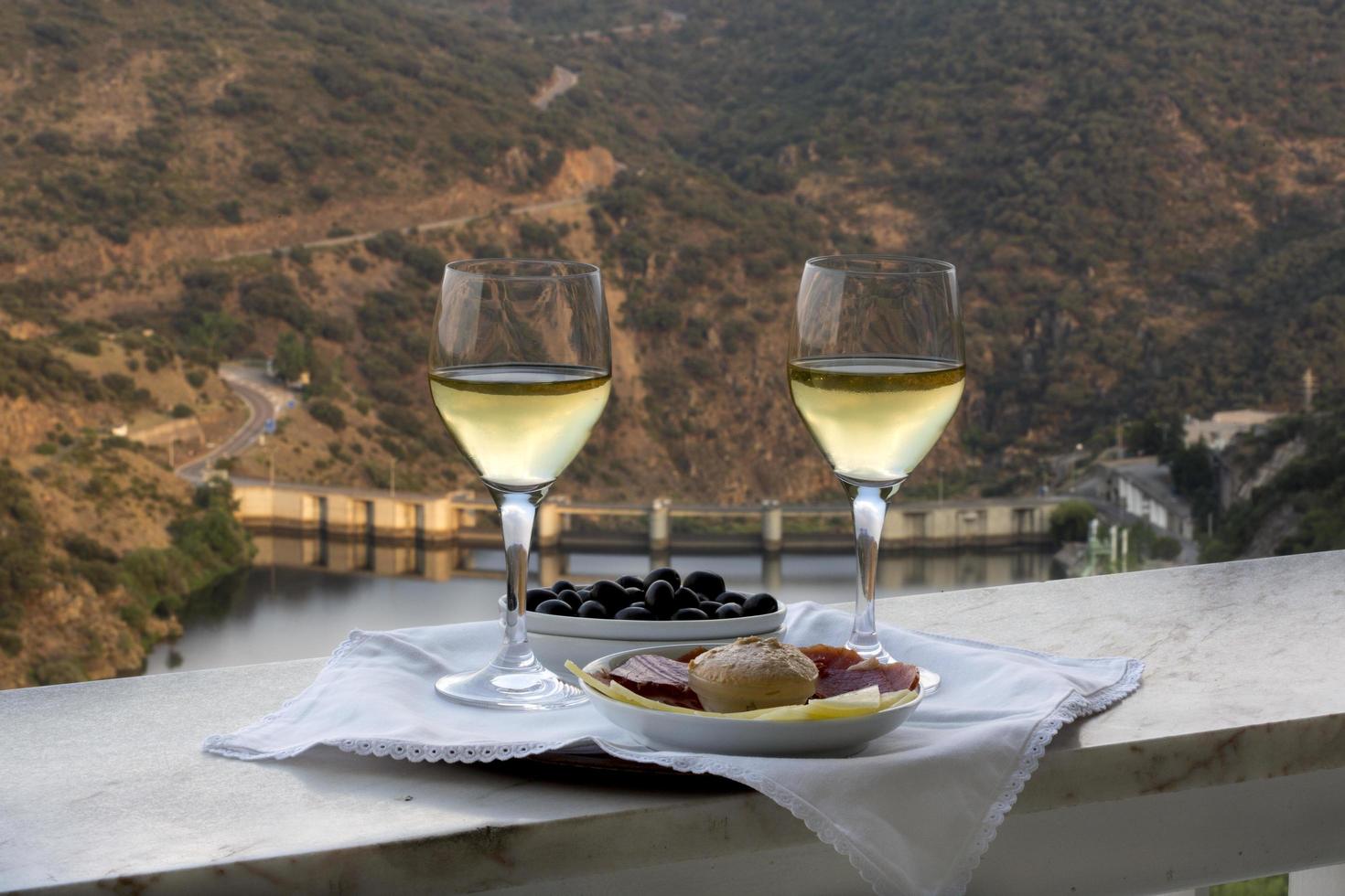 aperitivo e tapas, il fiume douro a miranda do douro, portogallo foto