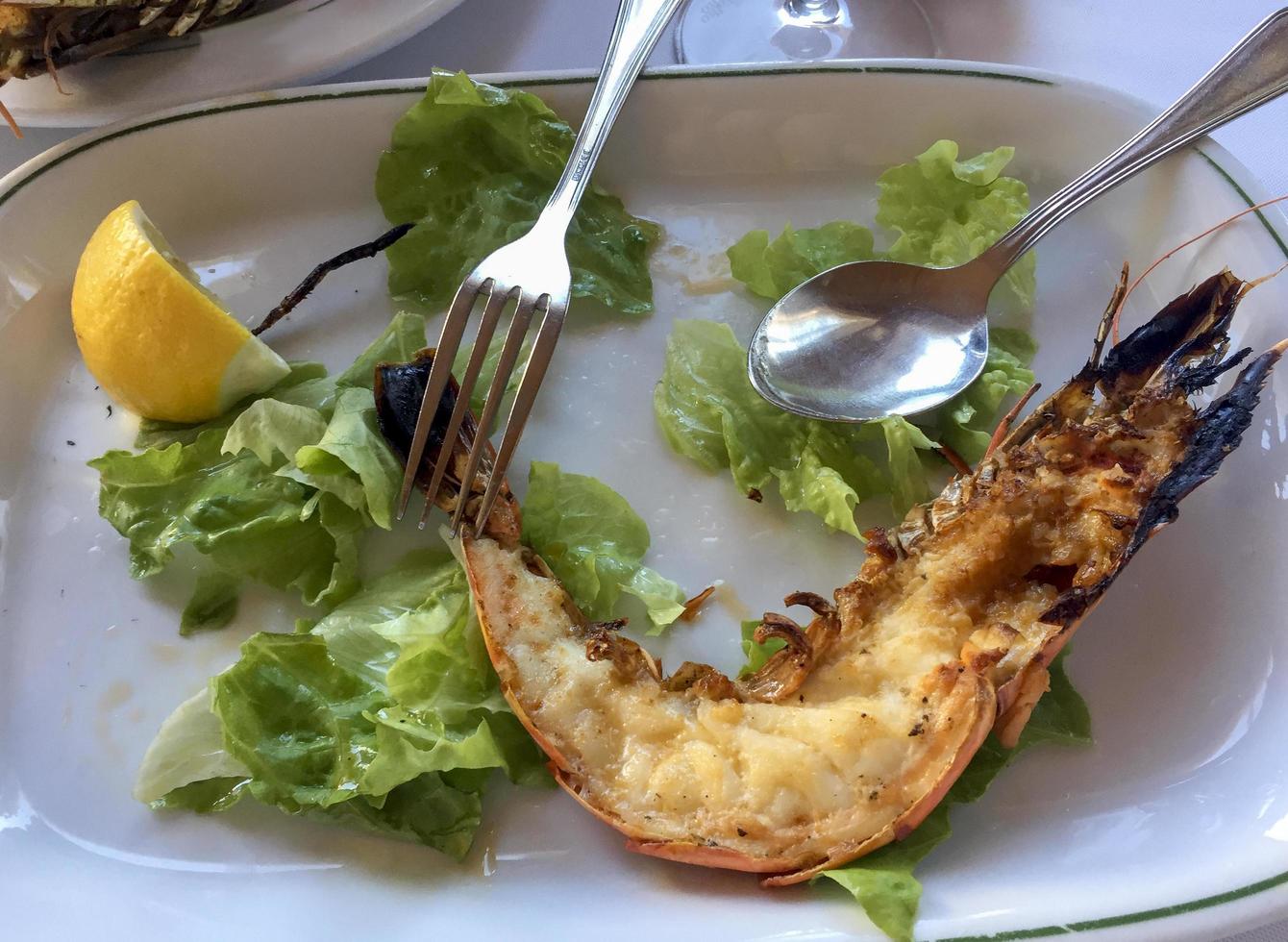 degustazione di frutti di mare alla griglia ad aveiro, in portogallo foto