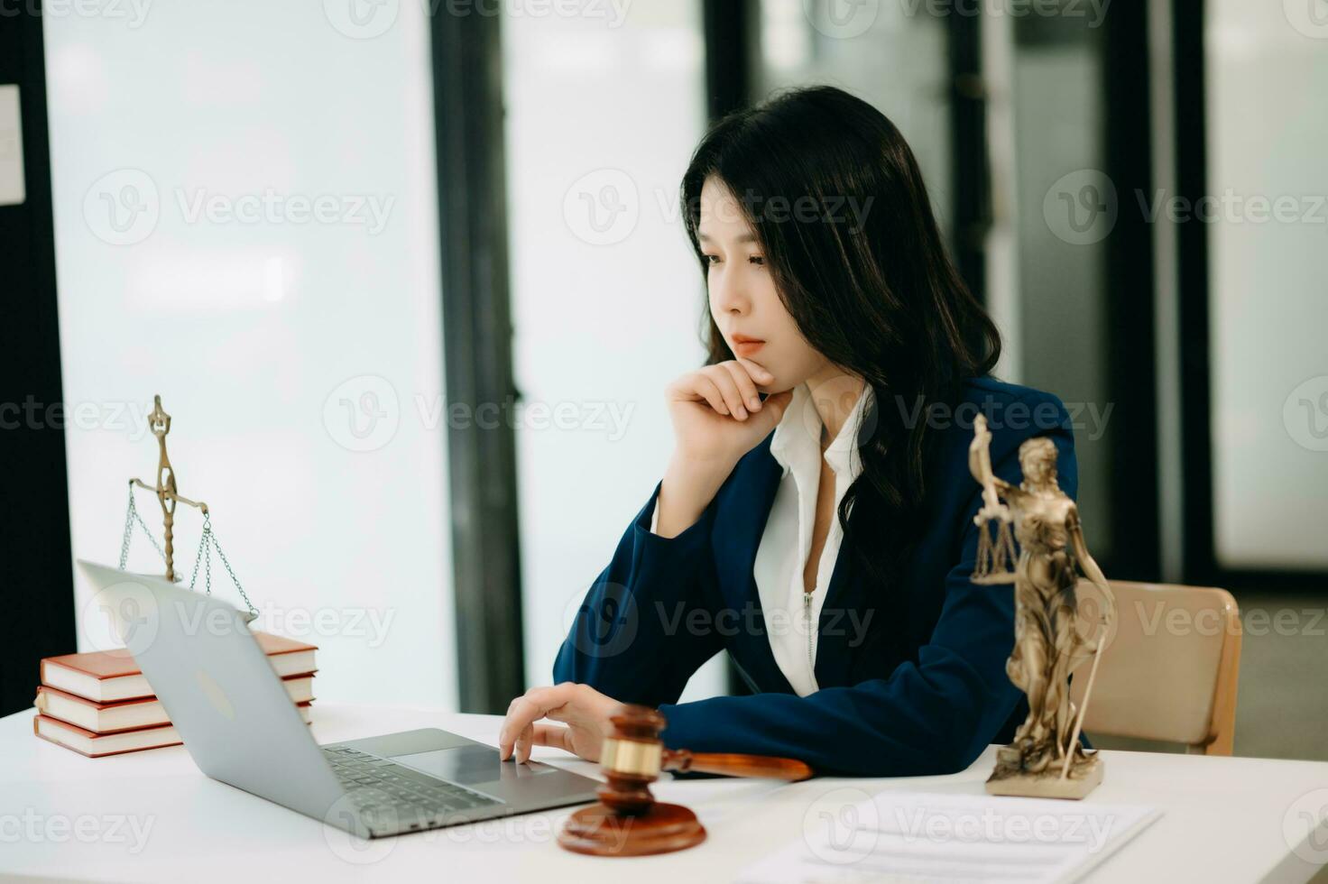 bellissimo asiatico donna avvocato Lavorando e martelletto, tavoletta, il computer portatile nel davanti, consigli giustizia e legge concetto. foto