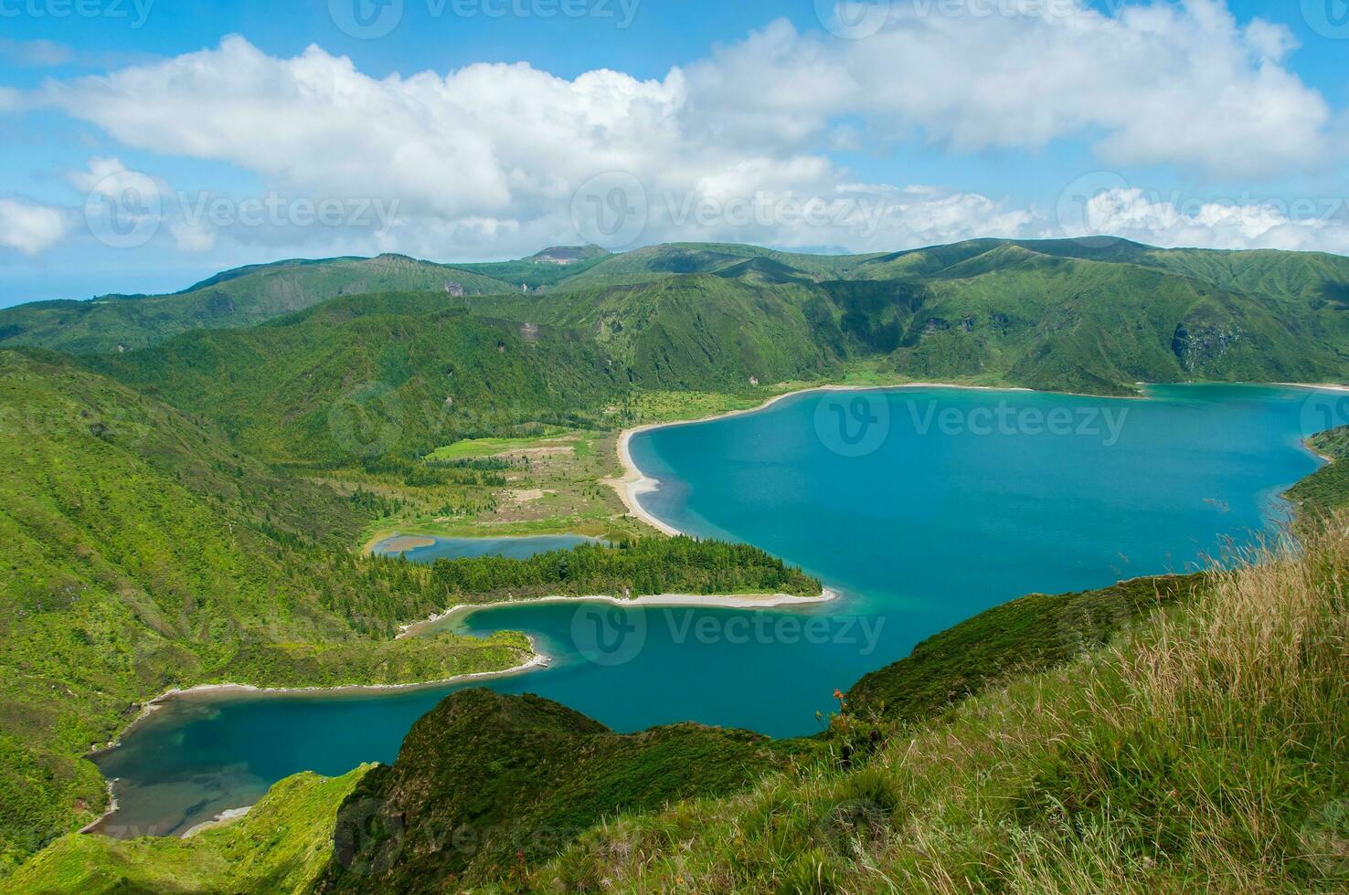 lagoa fare fogo è collocato nel così miguel isola, azzorre. esso è classificato come un' natura Riserva e è il maggior parte bellissimo laguna di il azzorre foto