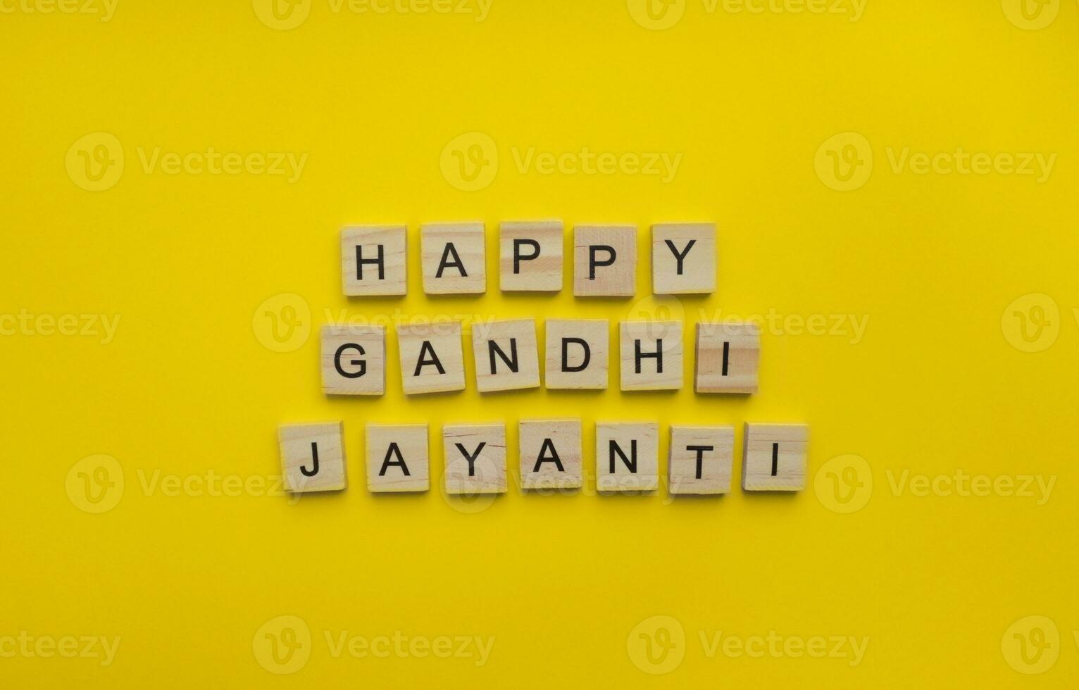 ottobre 2, contento gandhi Jayanti, un' minimalista bandiera con il iscrizione nel di legno lettere foto