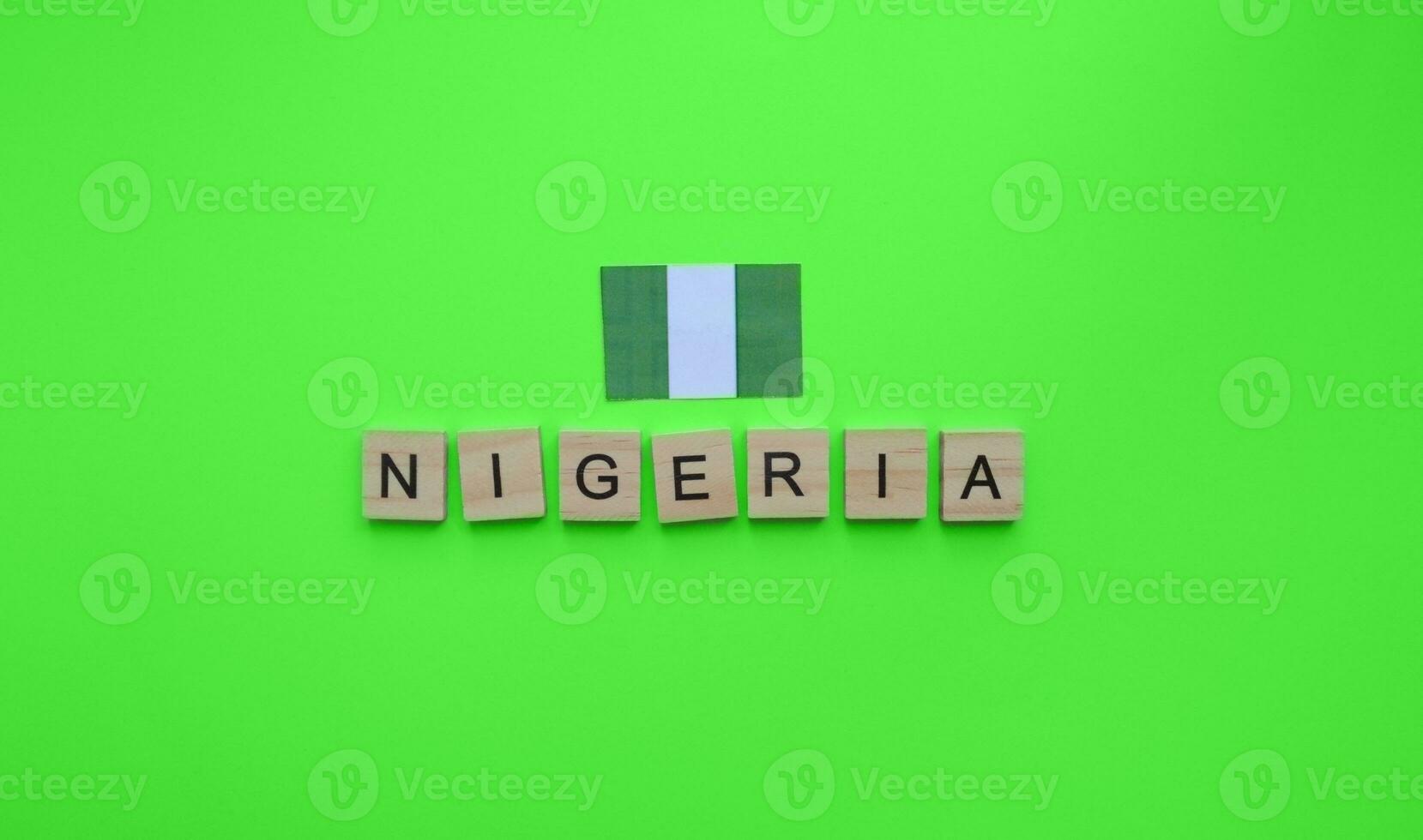 ottobre 1, indipendenza giorno nel Nigeria, il bandiera di Nigeria, un' minimalista bandiera con un iscrizione nel di legno lettere foto