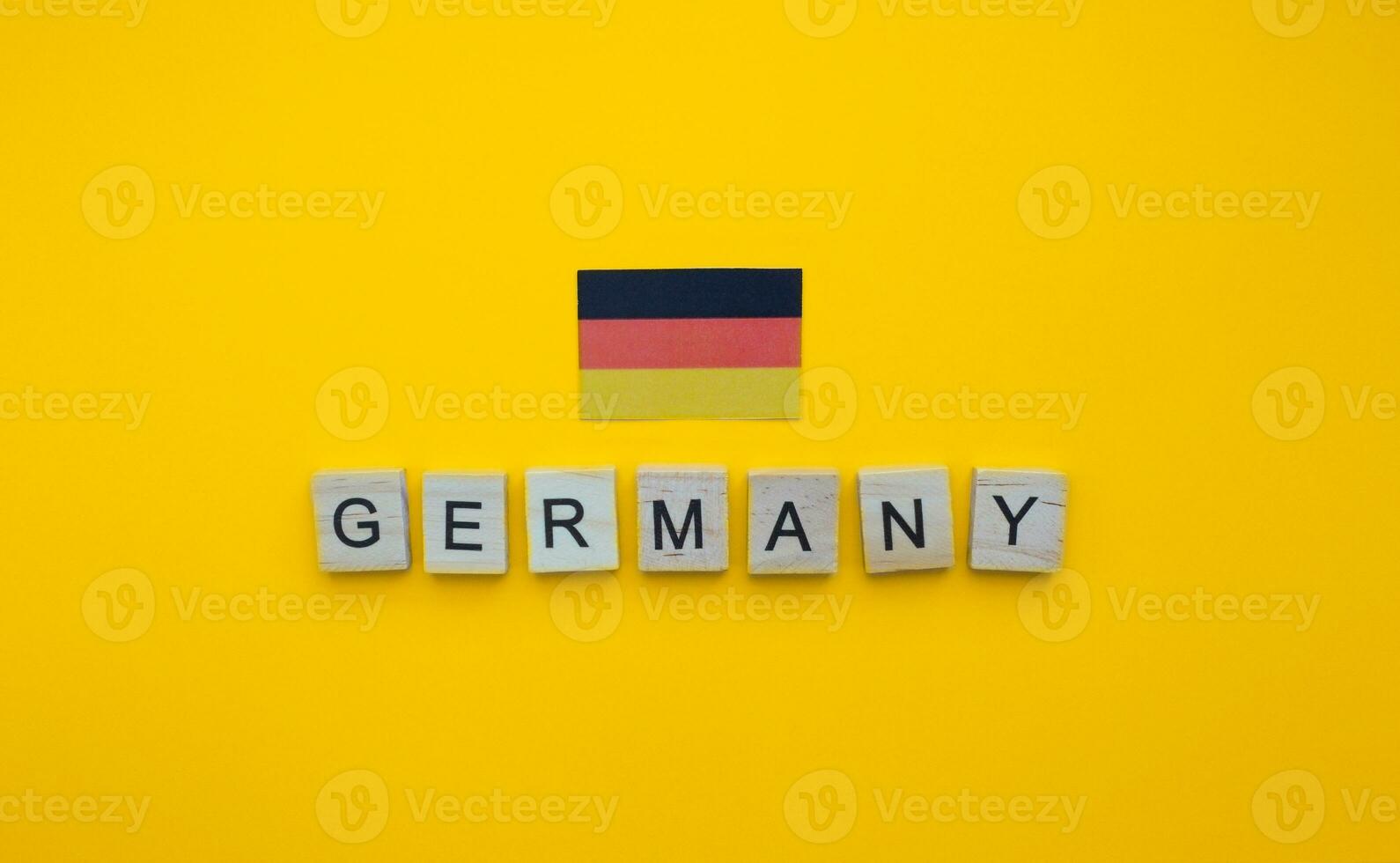 ottobre 3, Tedesco unità giorno, il bandiera di Germania, un' minimalista bandiera con un iscrizione nel di legno lettere foto
