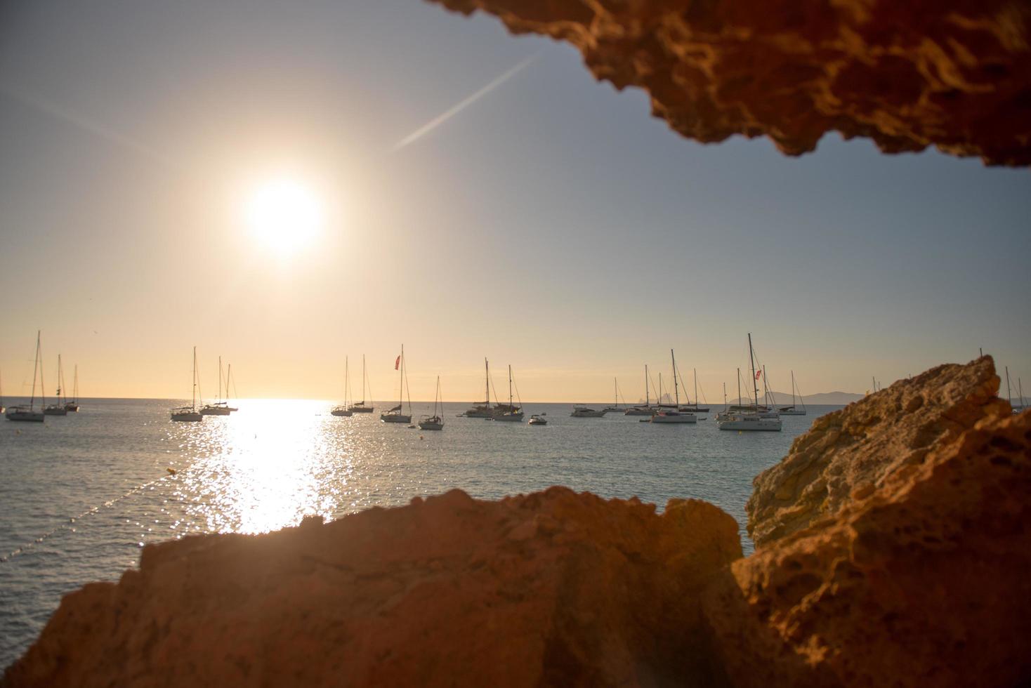 barche nella spiaggia di cala saona a formentera in spagna foto