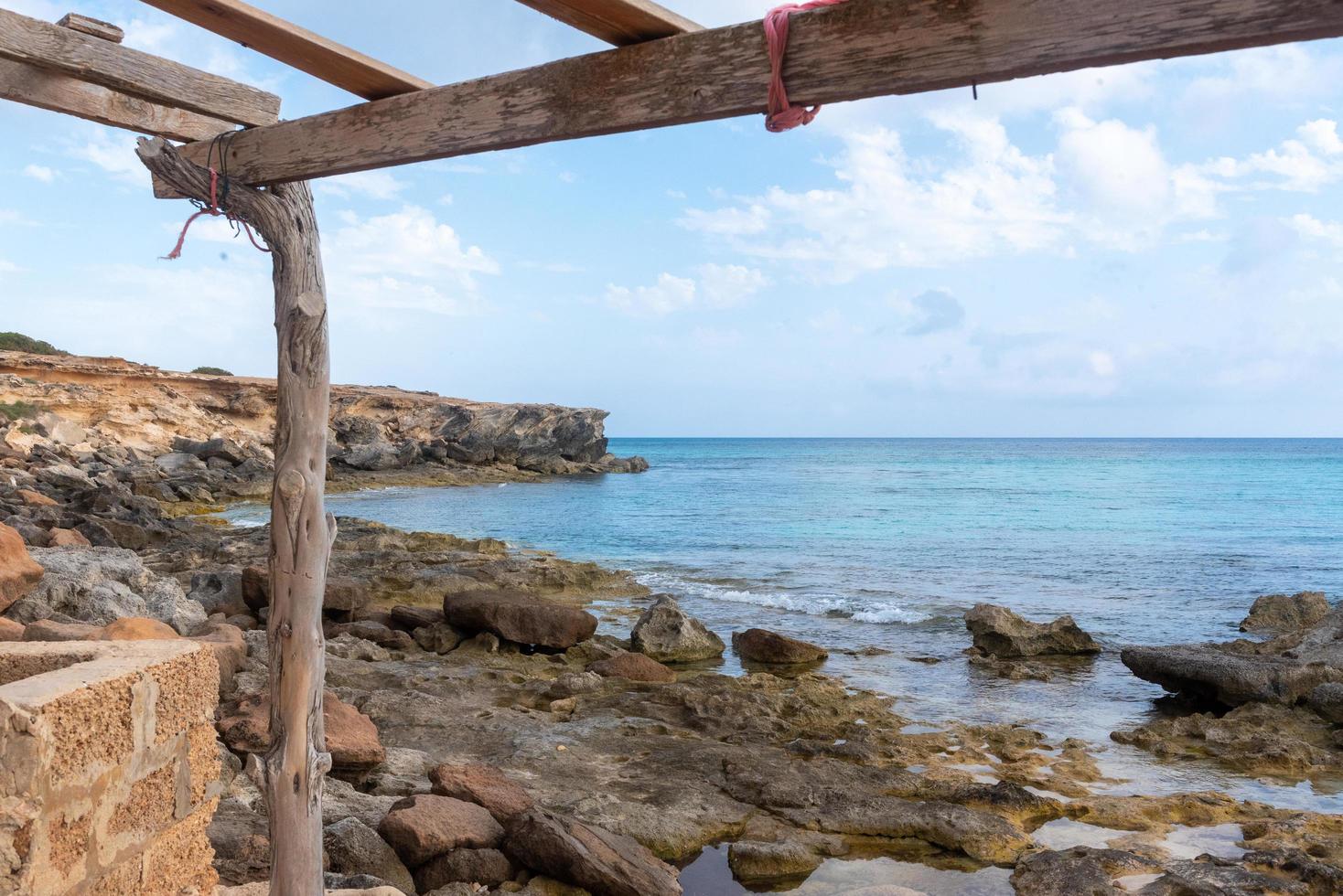 Formentera spiaggia di calo d es mort nelle isole baleari foto