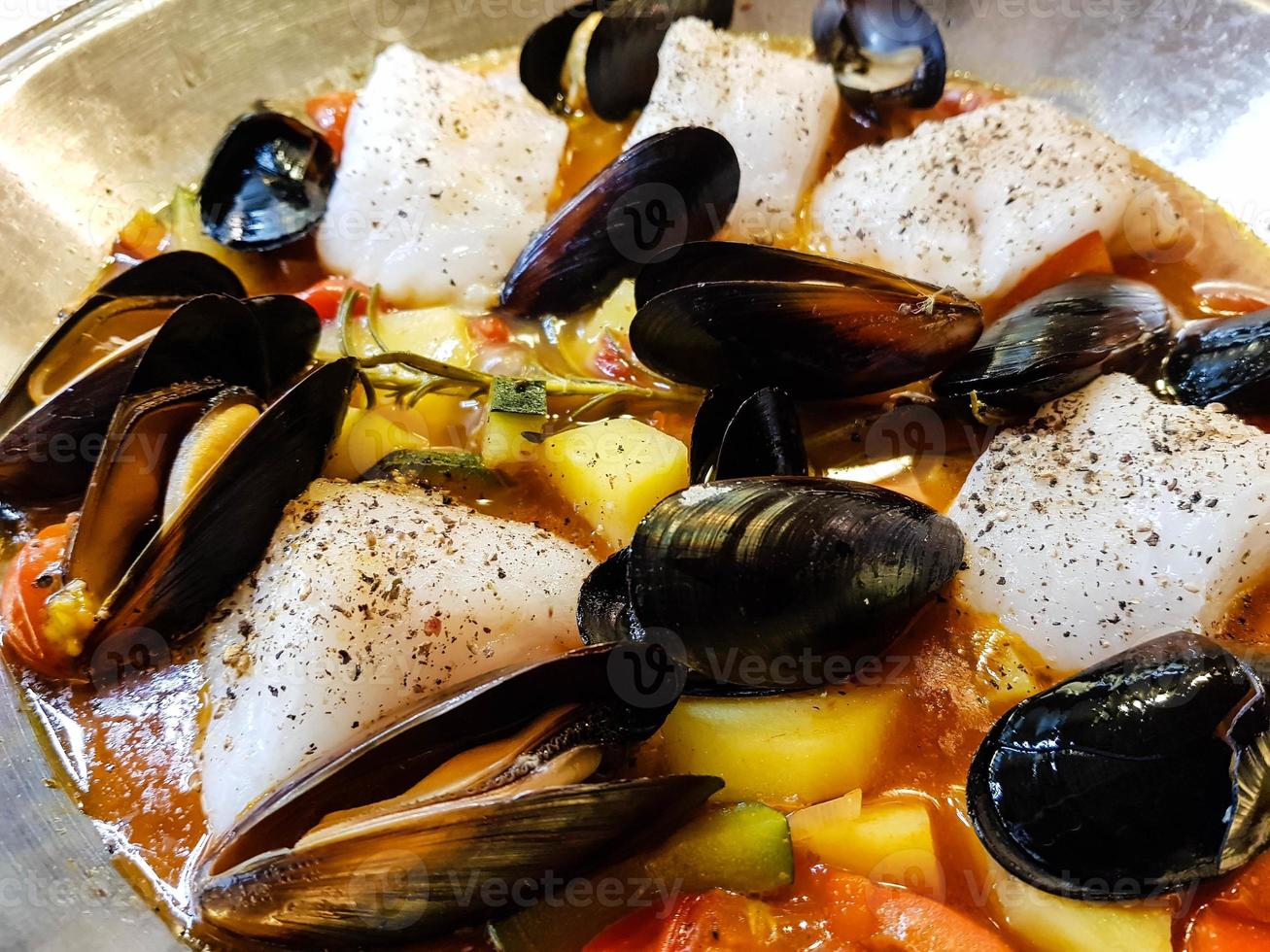 ingredienti per una cataplana portoghese di frutti di mare foto