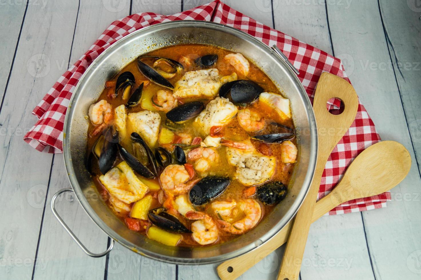 ingredienti per una cataplana portoghese di frutti di mare foto