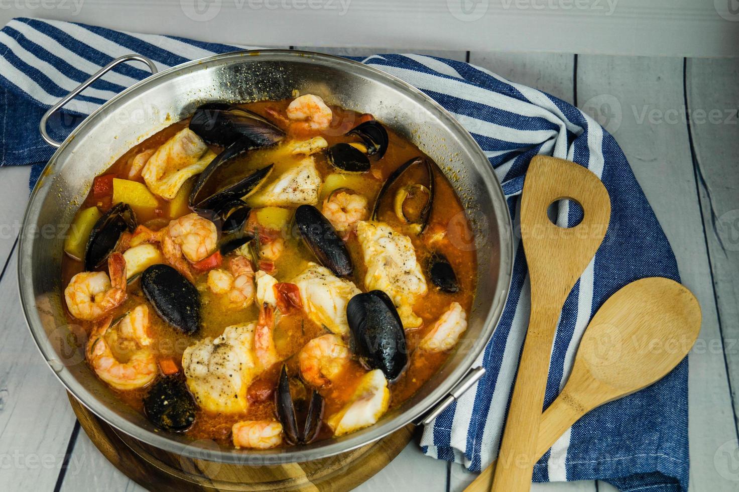 ingredienti per una cataplana portoghese di frutti di mare foto