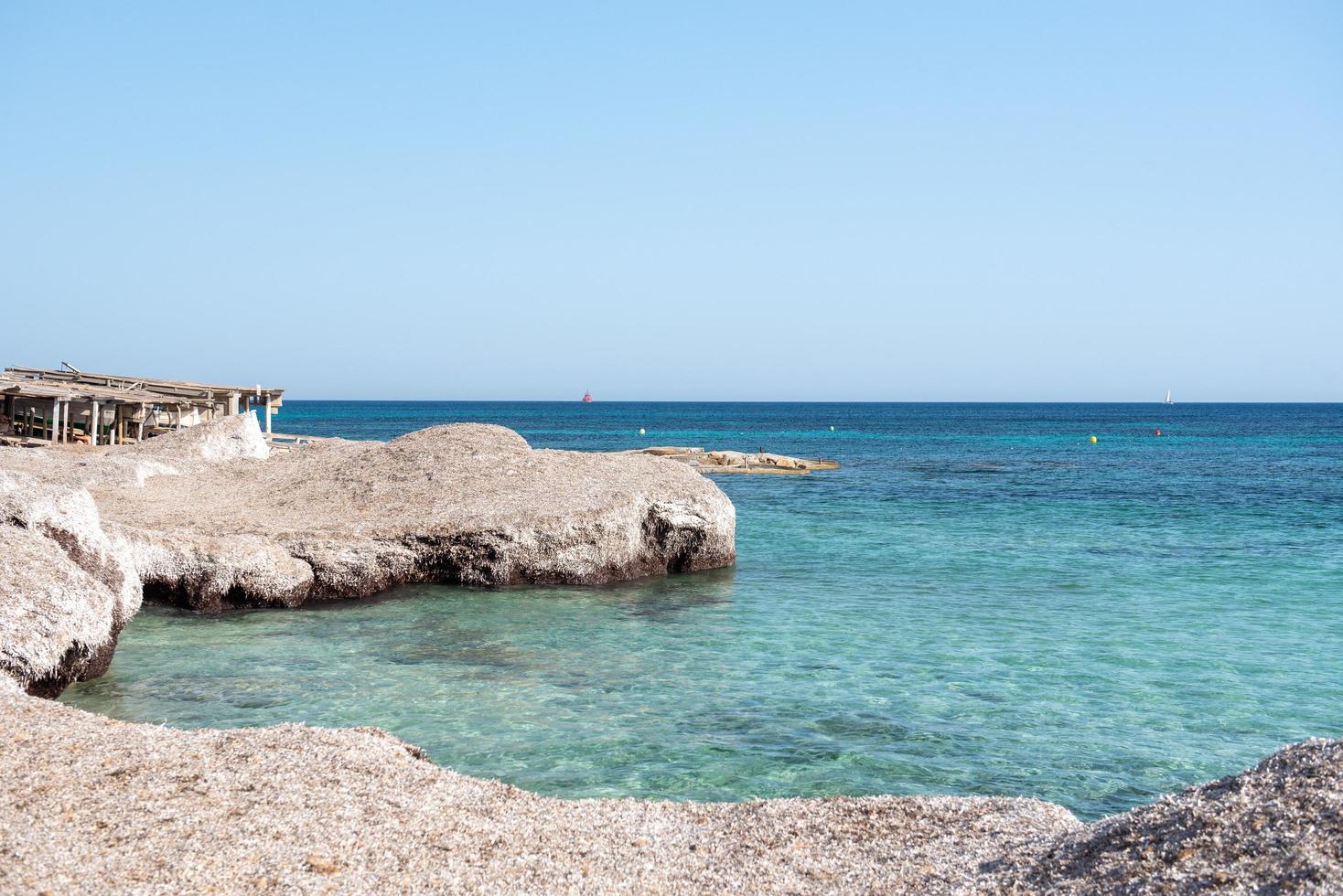 meravigliose acque turchesi della spiaggia di migjorn a formentera in spagna foto