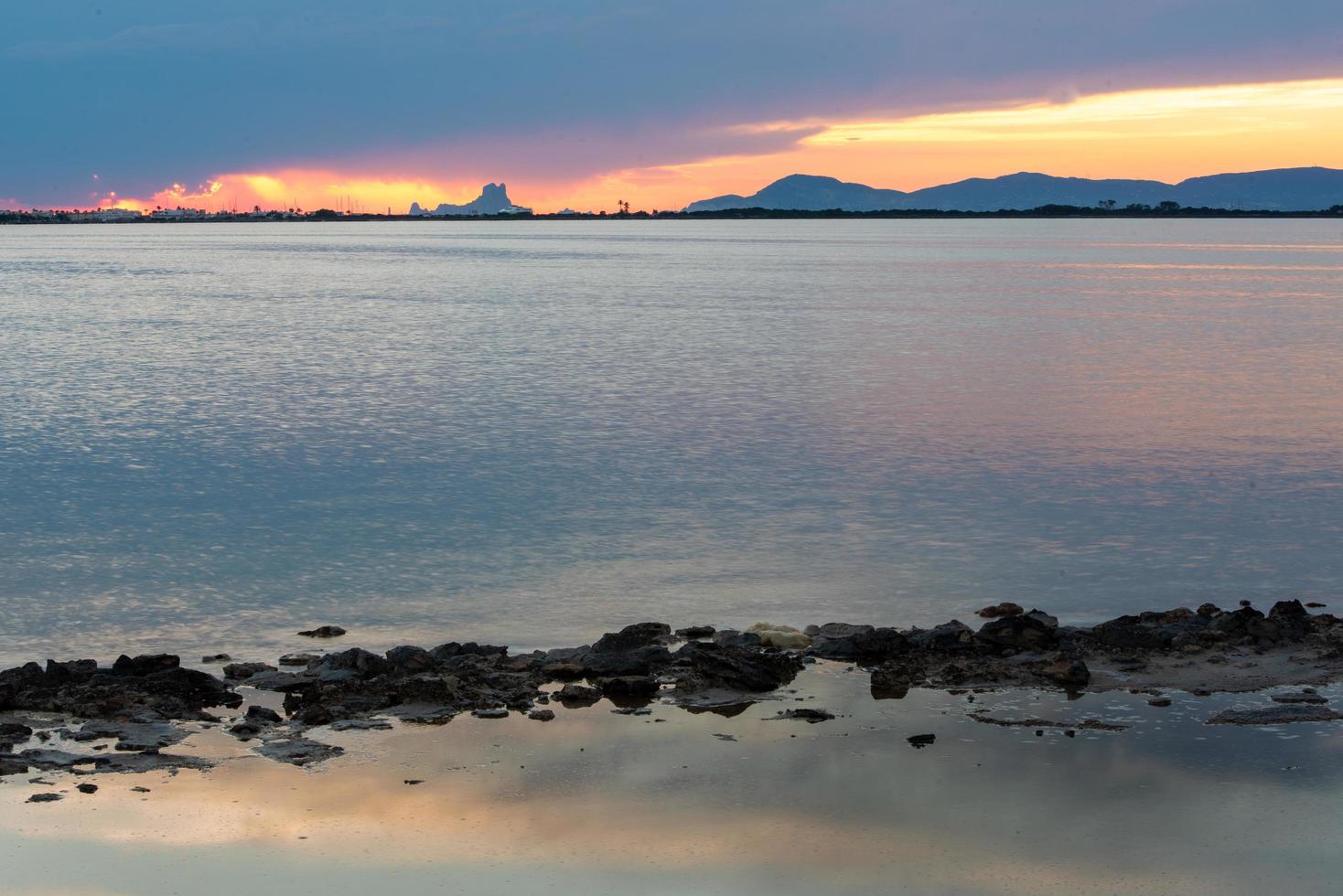 tramonto all'estany pudent nel parco naturale di ses salines foto