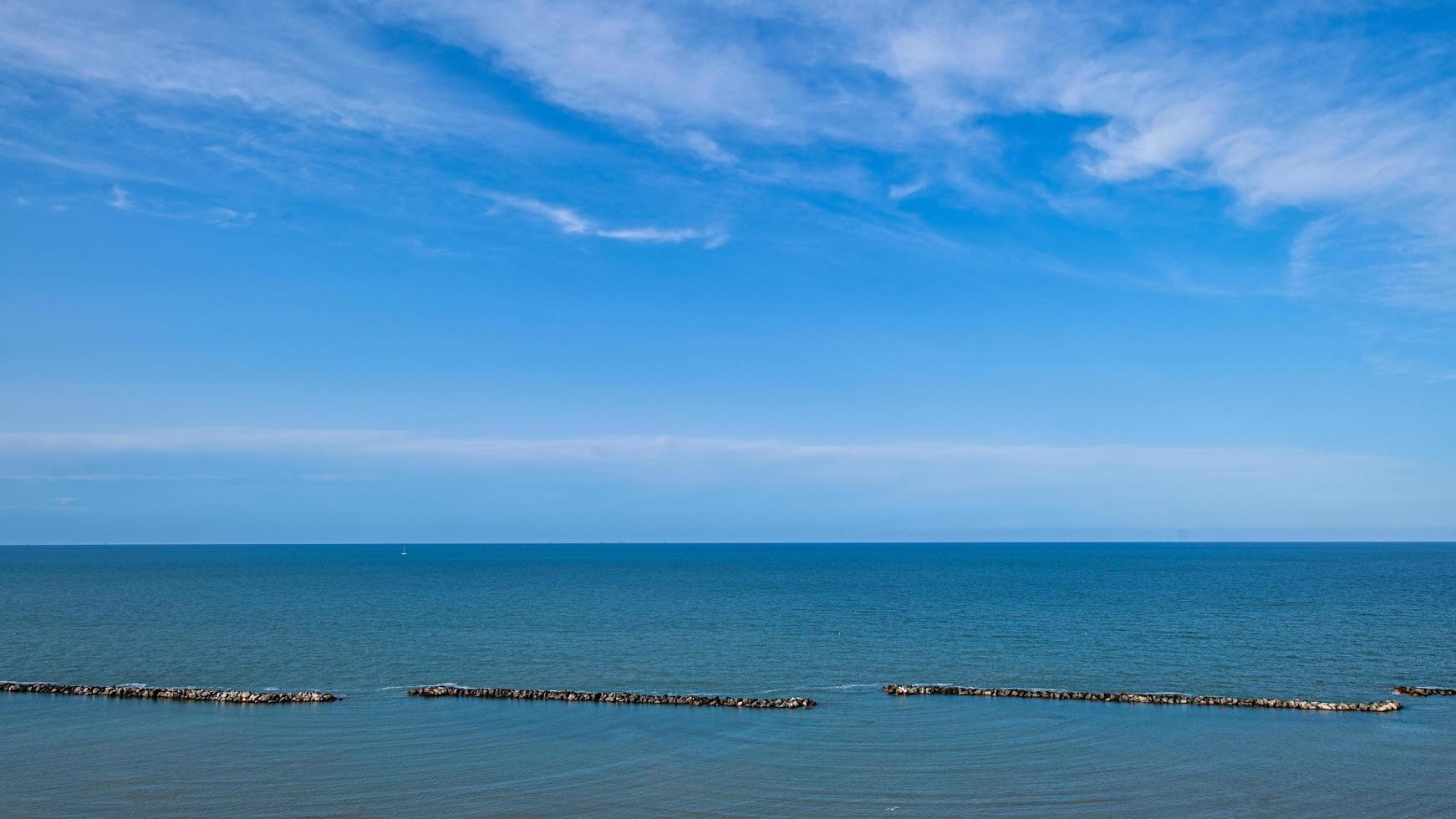 cielo sulla costa adriatica in italia foto