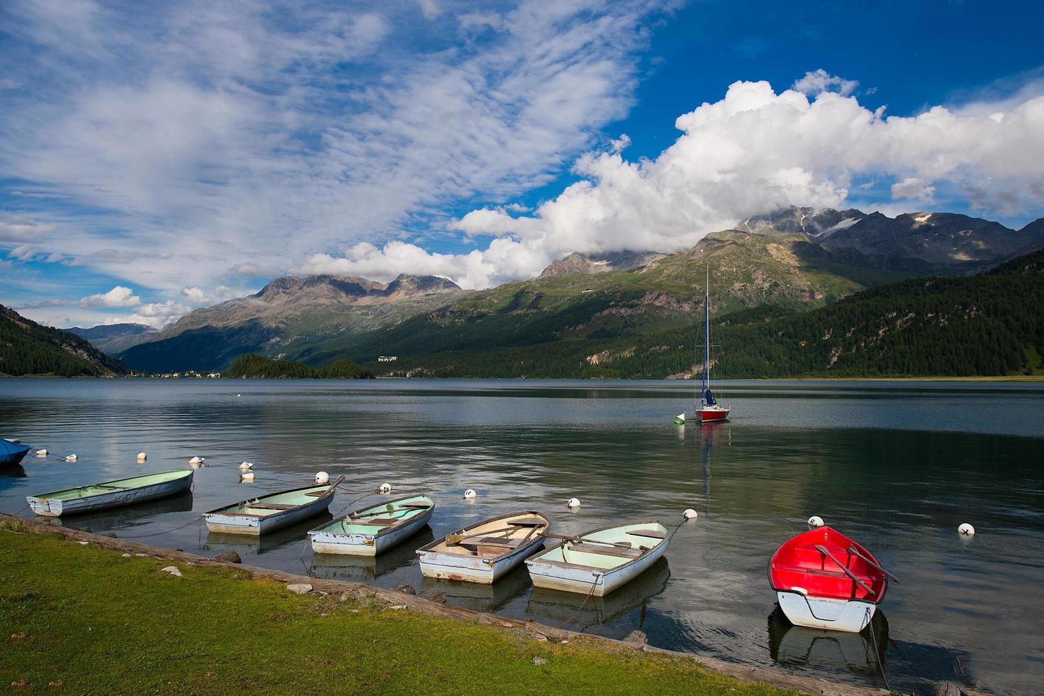 piccole barche da pesca ormeggiate sul lago di montagna foto