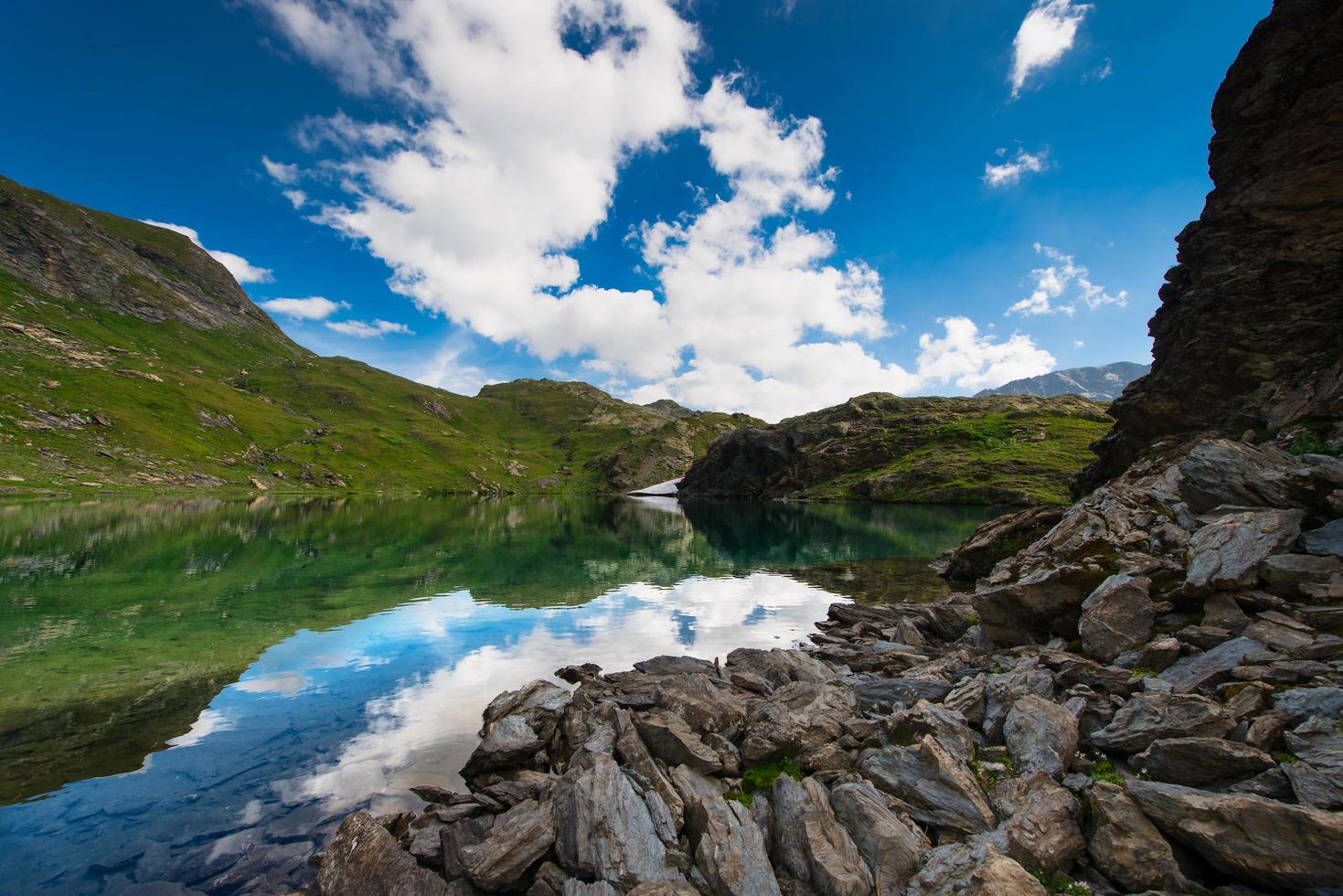 piccolo lago di alta montagna con trasparenti foto