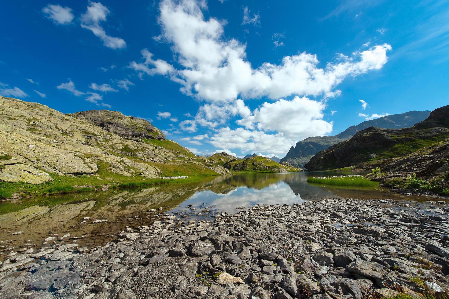 piccolo lago di alta montagna con trasparenti foto