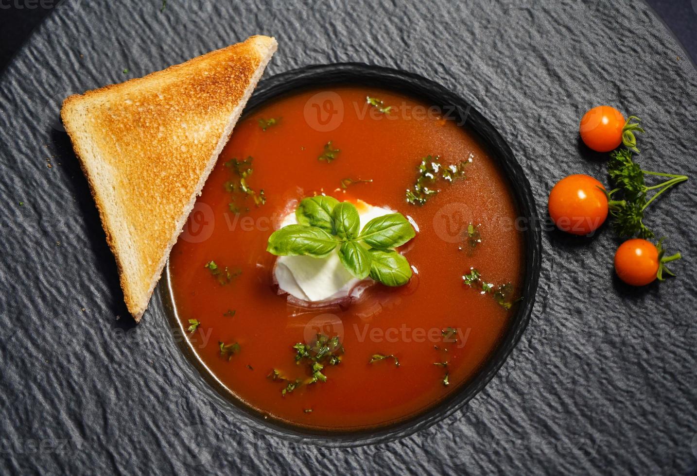pomodori tondi rossi solanum lycopersicum per una zuppa foto