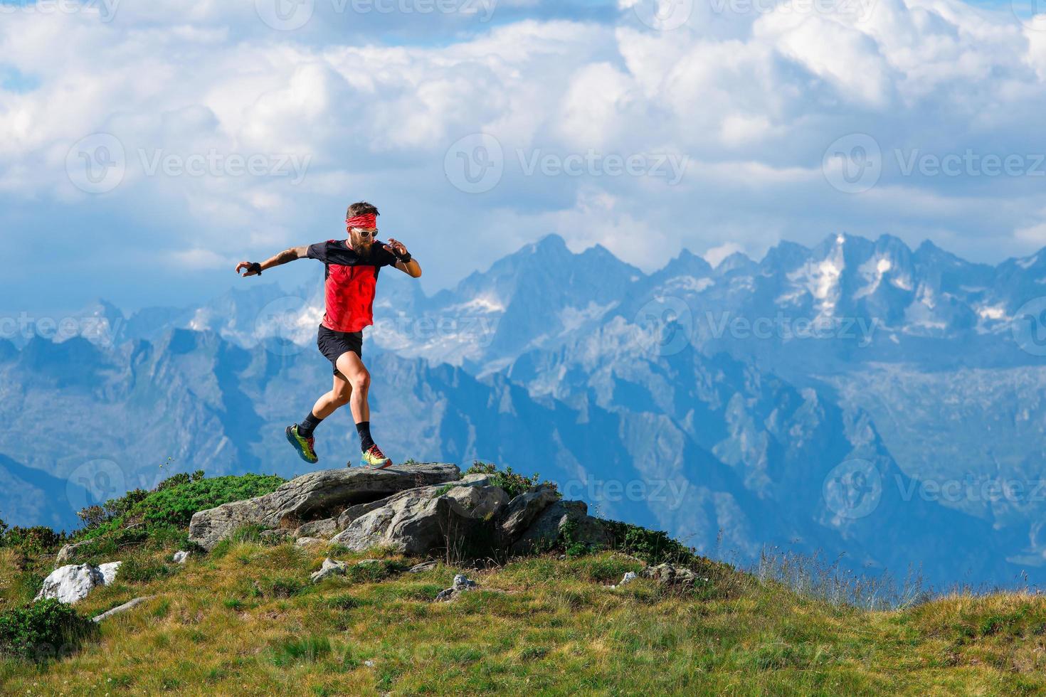 atleta di skyrunning in allenamento sulle creste montuose foto