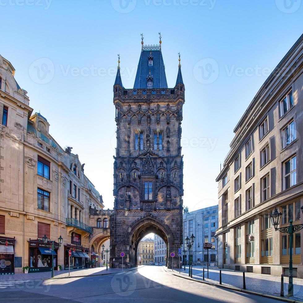 torre delle polveri accesso alla città vecchia di praga foto