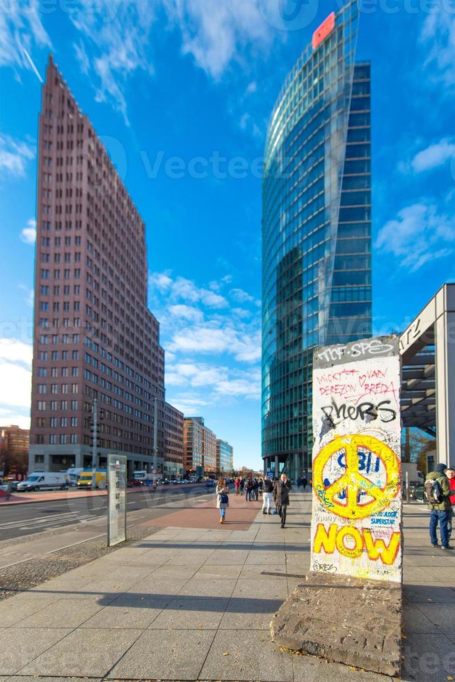 Potsdamer platz con i resti del muro di Berlino foto