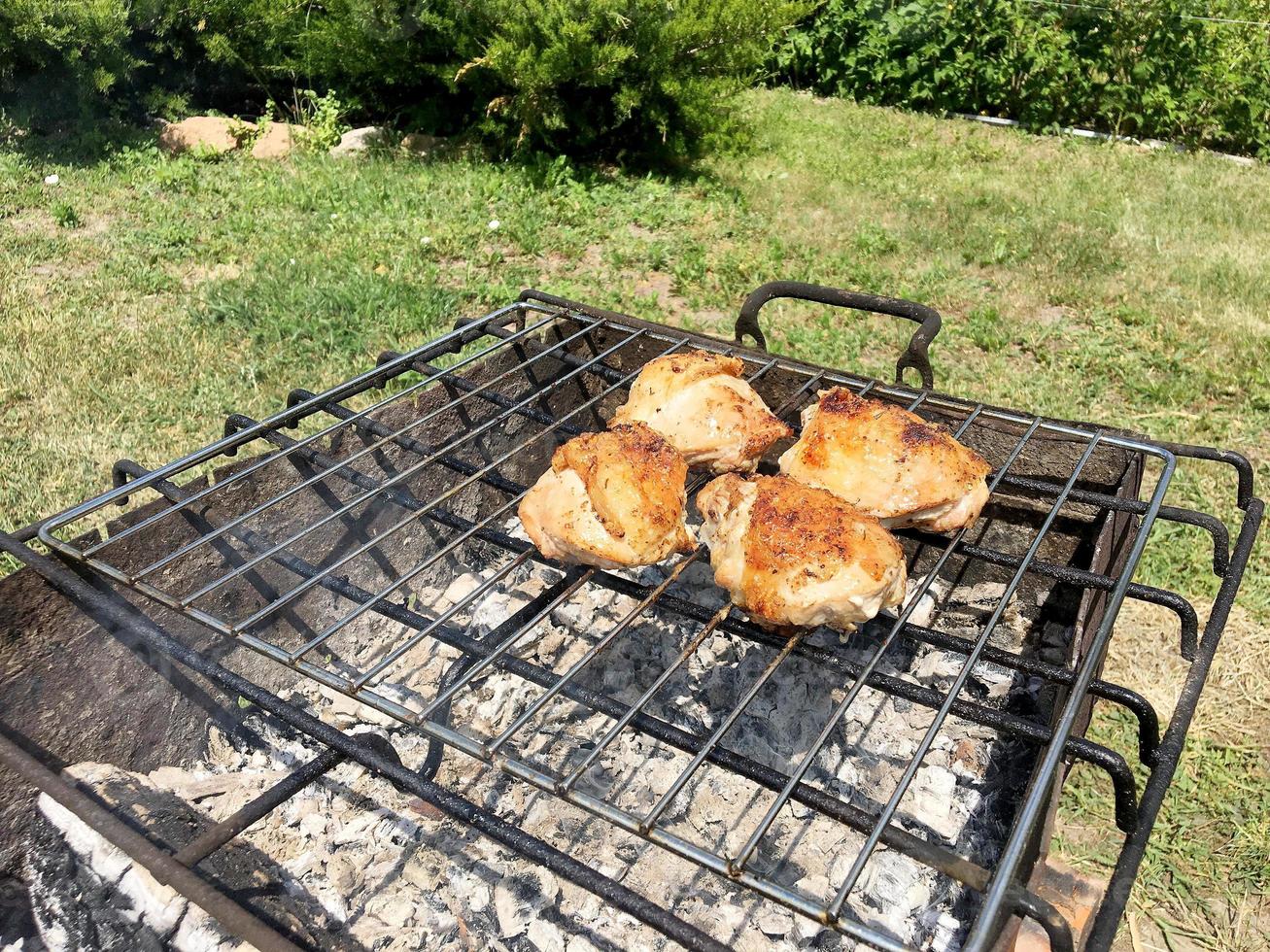 carne di pollo alla griglia alla griglia pronta per mangiare barbecue foto