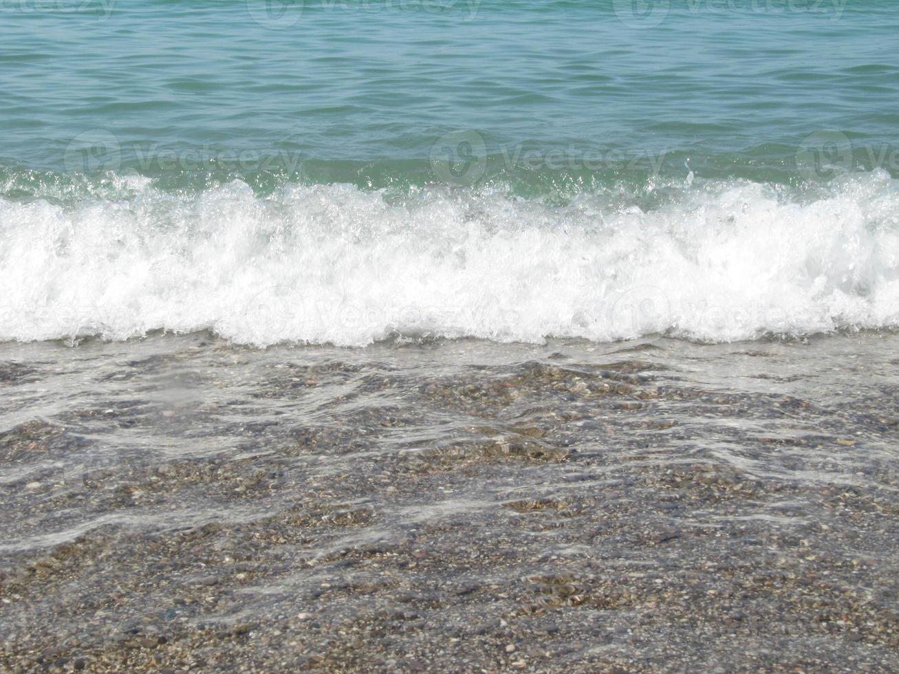 mostra la schiuma dell'onda del mare, stagno della fauna selvatica, spiaggia foto