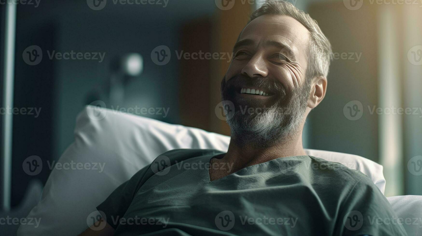 un' maschio paziente dire bugie soddisfatto sorridente a moderno ospedale paziente letto. Salute medico. generativo ai foto