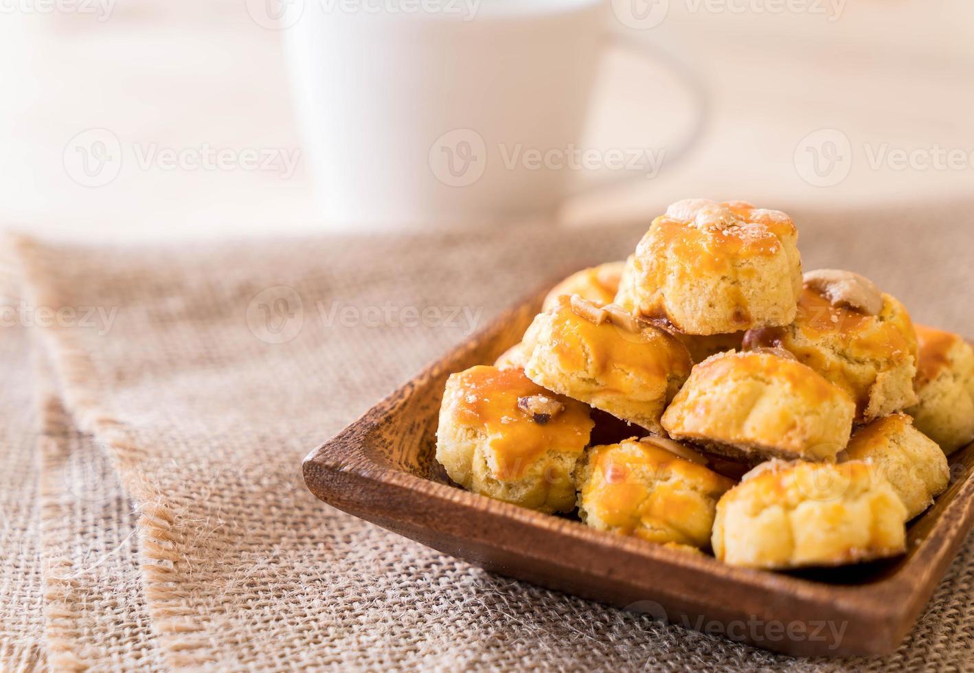 biscotti durian su piatto bianco - dessert foto