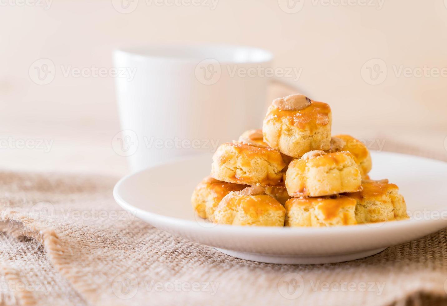 biscotti durian su piatto bianco - dessert foto