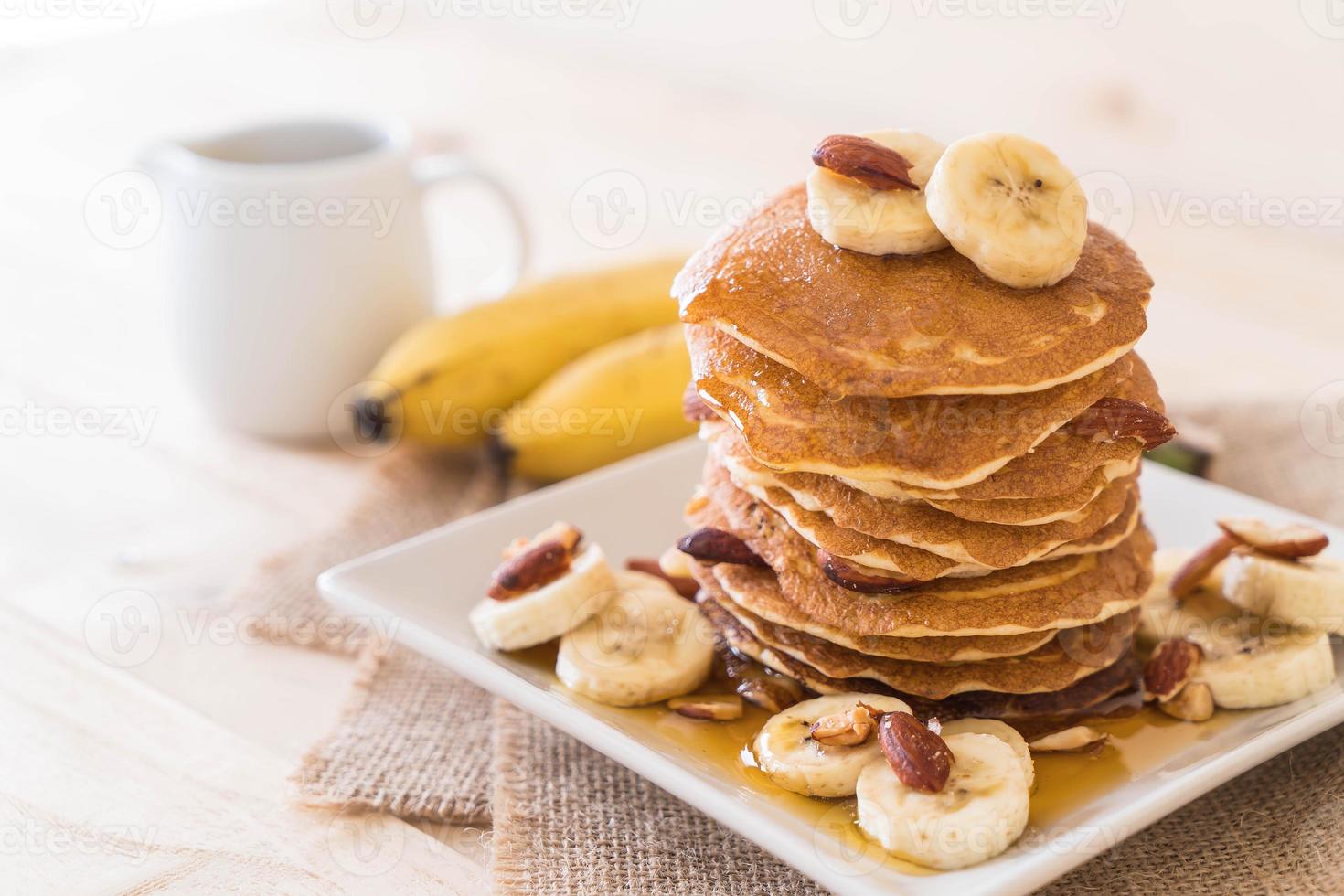 pancake alle mandorle e banana con sciroppo di cioccolato foto