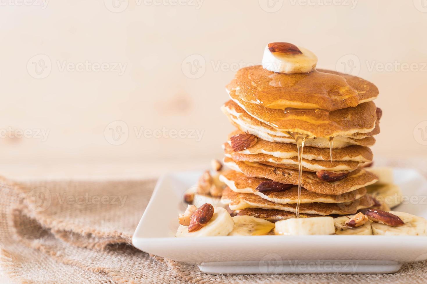 pancake alle mandorle e banana con sciroppo di cioccolato foto