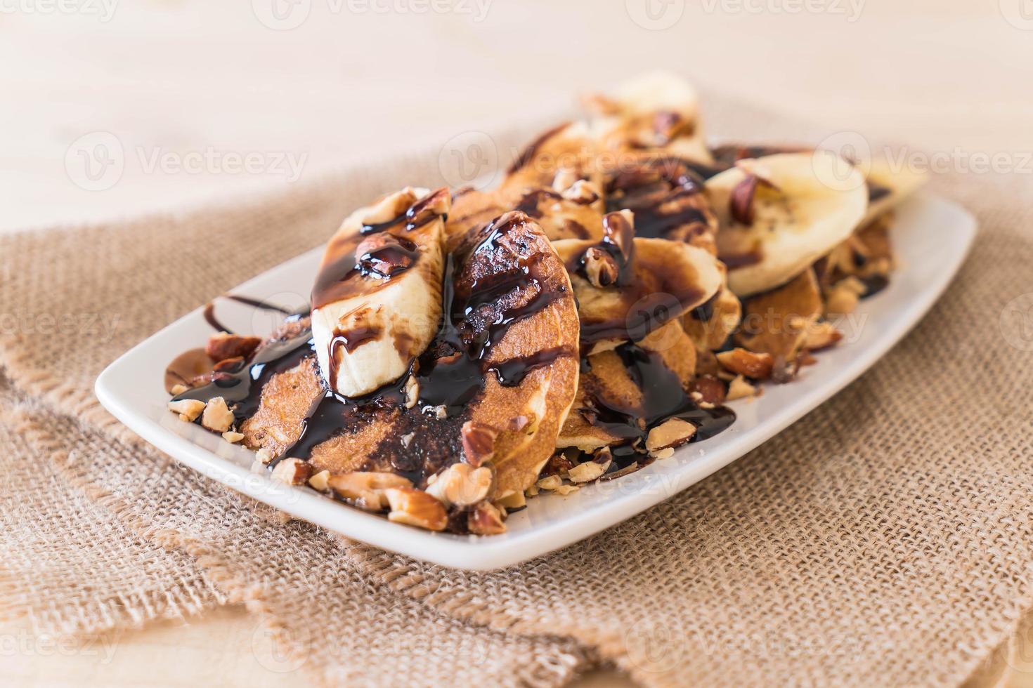 pancake alle mandorle e banana con sciroppo di cioccolato foto