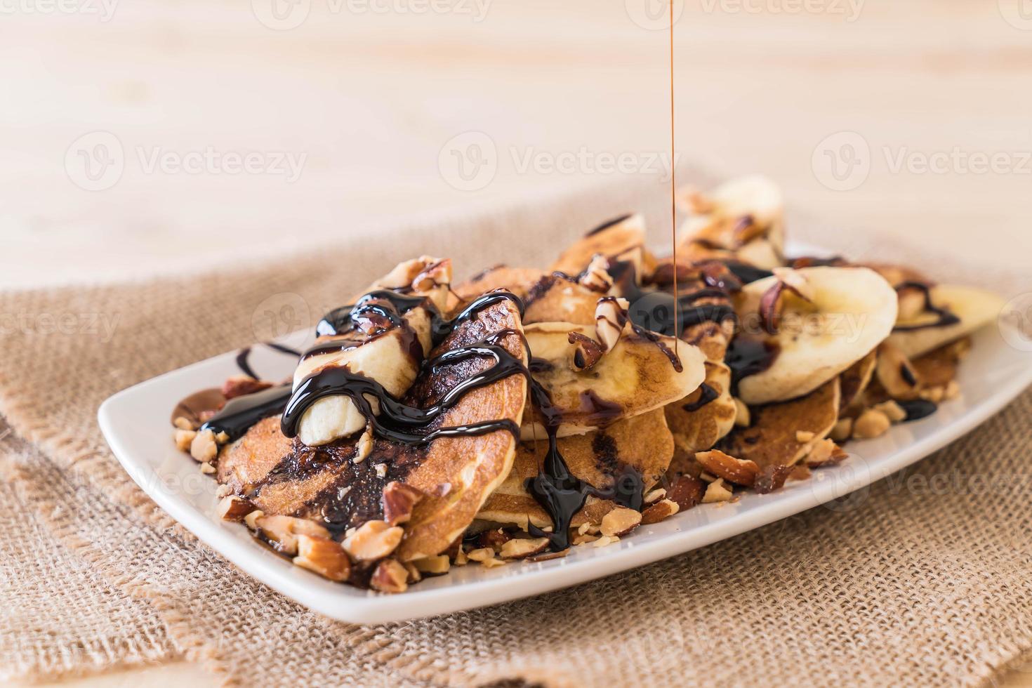 pancake alle mandorle e banana con sciroppo di cioccolato foto