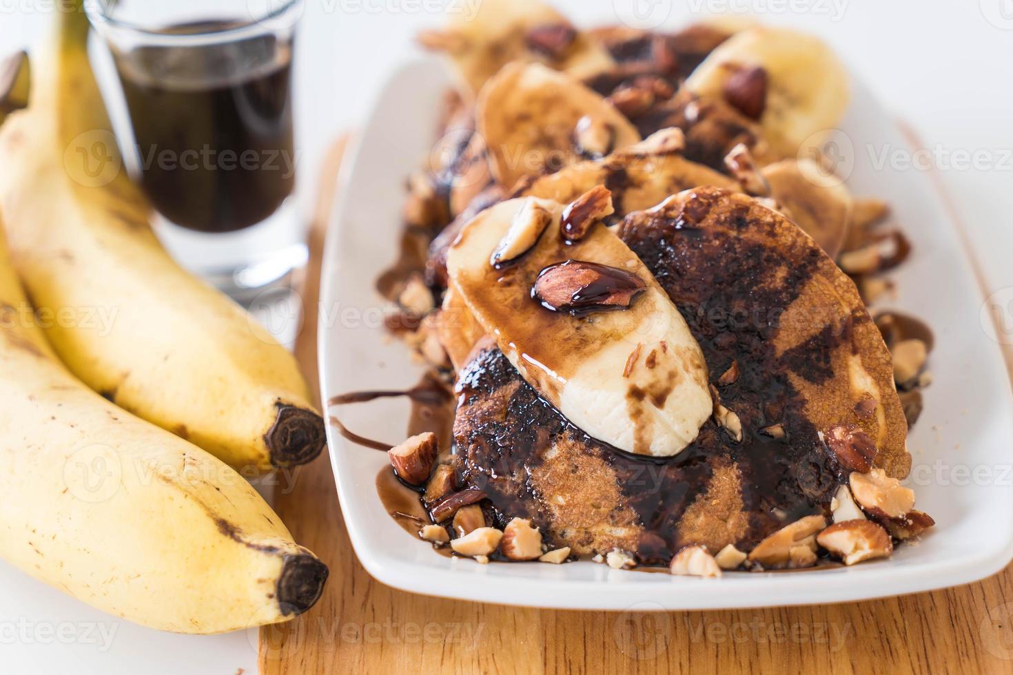 pancake alle mandorle e banana con sciroppo di cioccolato foto