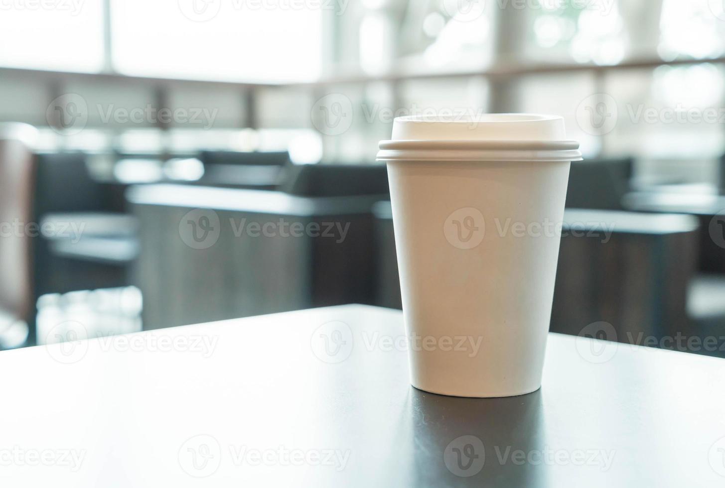 tazza di caffè caldo nella caffetteria foto