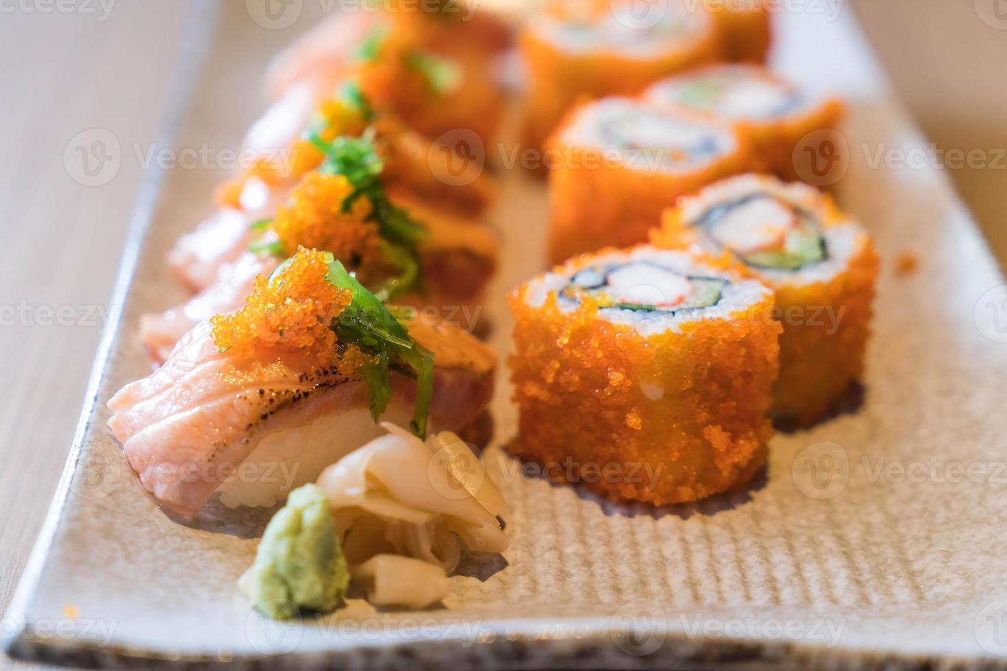 sushi di salmone e maki di salmone - cibo giapponese foto