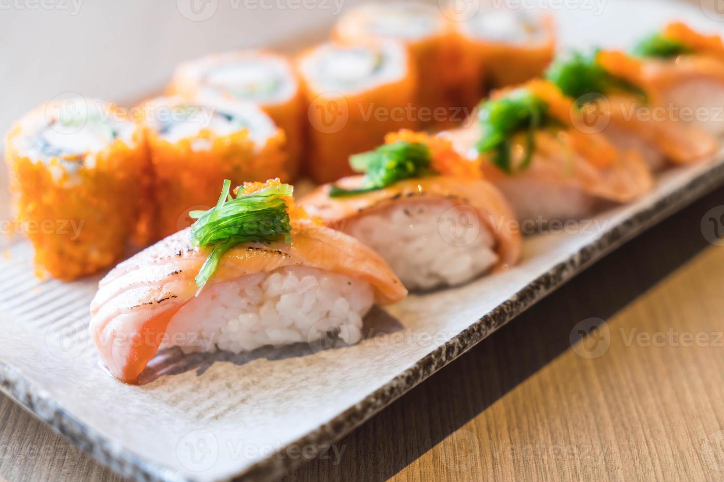 sushi di salmone e maki di salmone - cibo giapponese foto