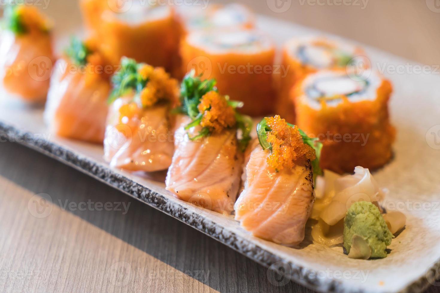 sushi di salmone e maki di salmone - cibo giapponese foto