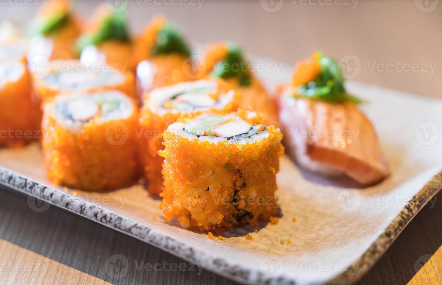 sushi di salmone e maki di salmone - cibo giapponese foto
