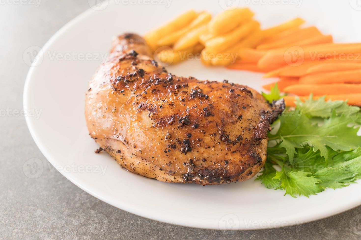 bistecca di pollo alla coscia su sfondo bianco foto